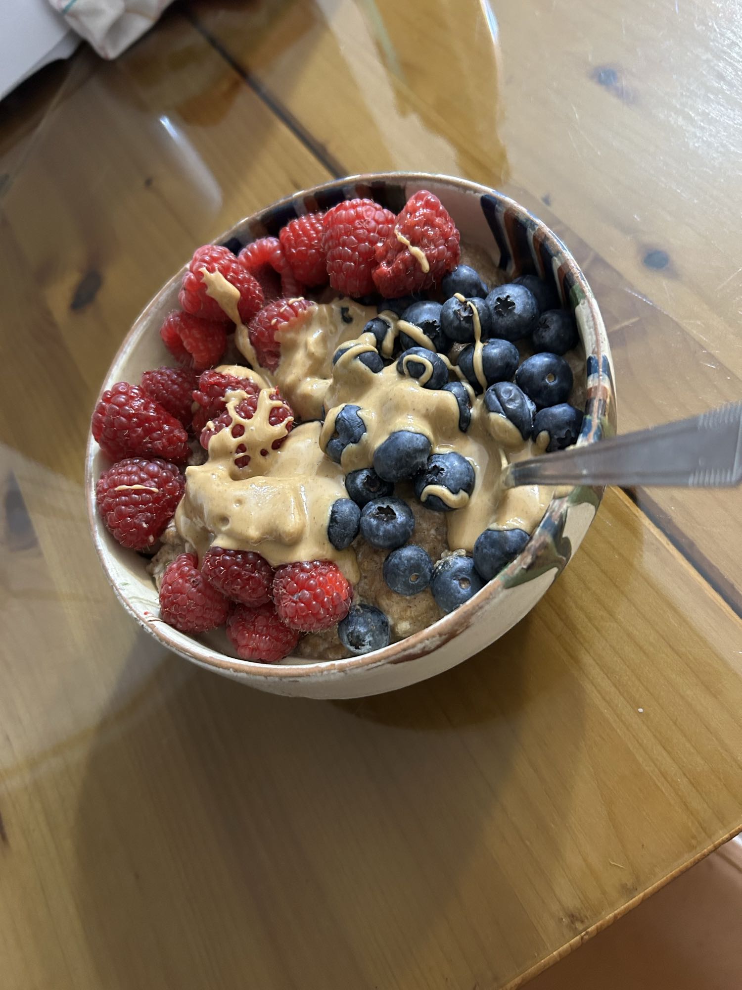 Mic dejun proteic cu ovăz, ouă și fructe