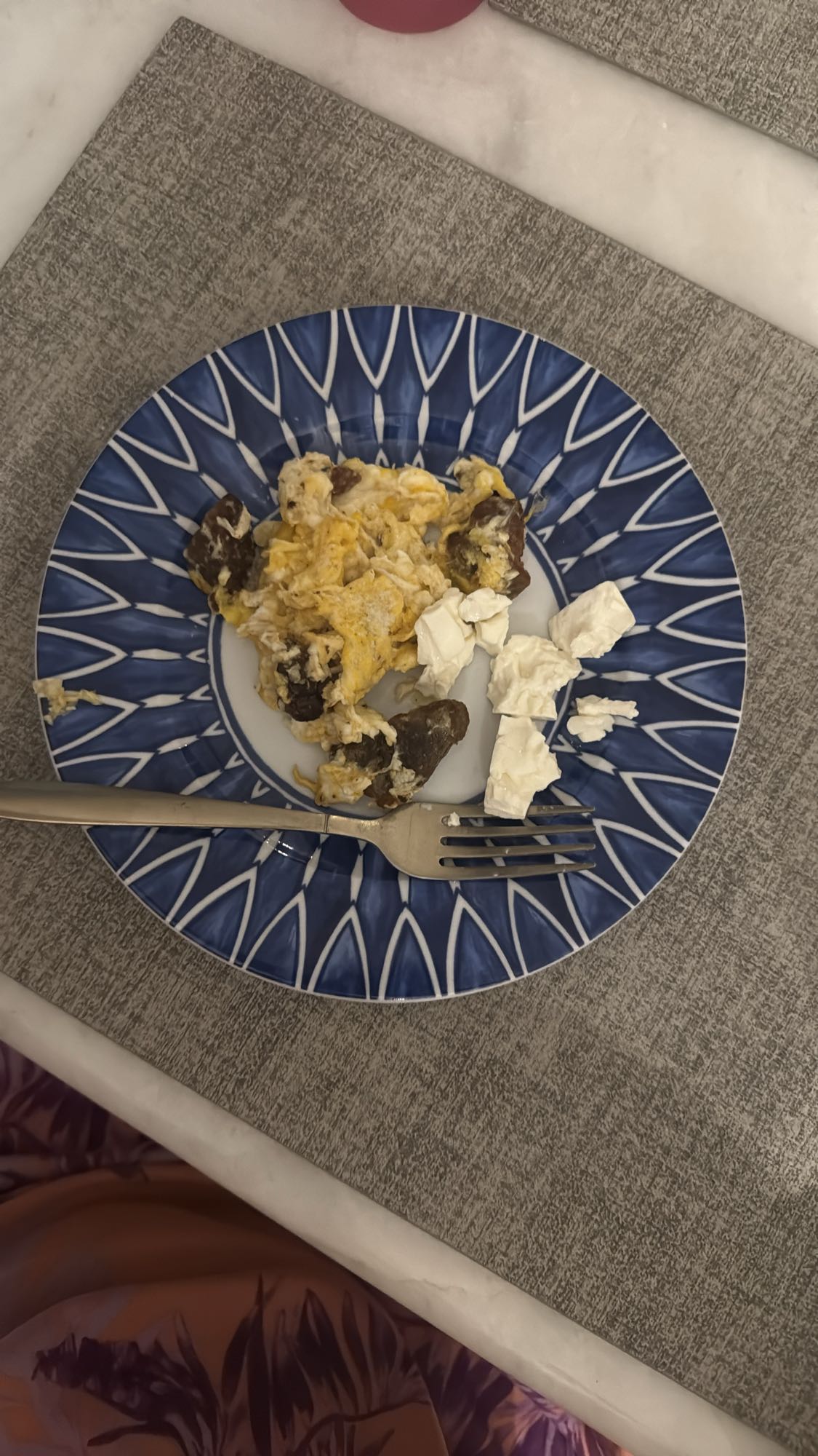 Huevos con carne y queso