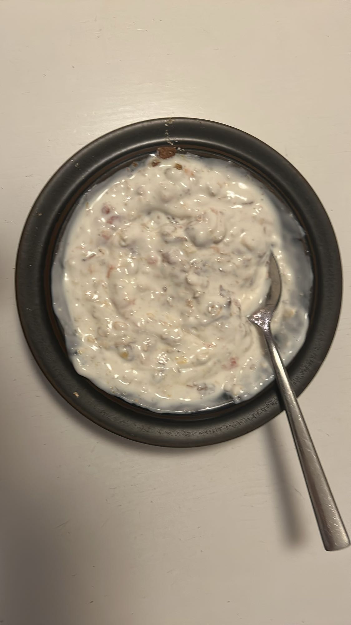 Yoghurt med müsli och frukt
