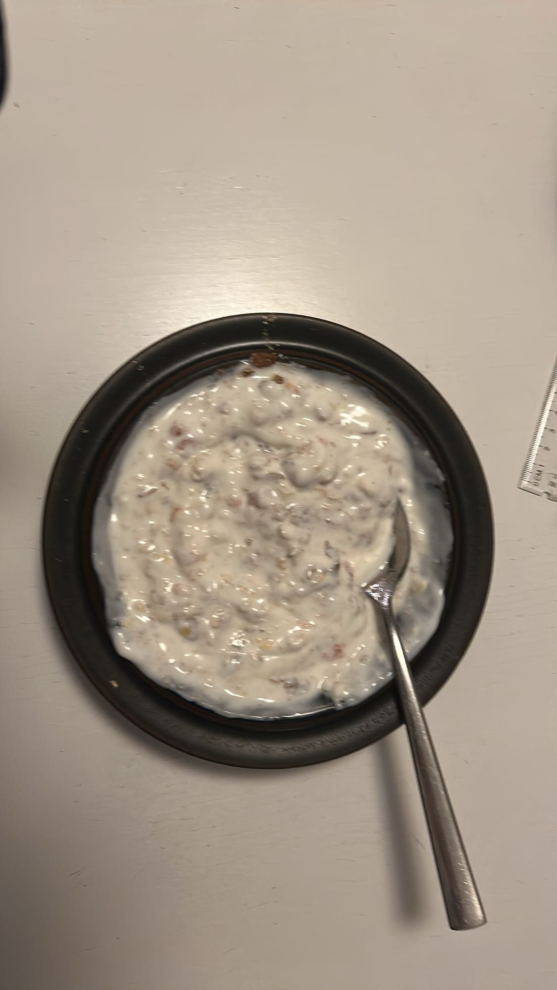 Yoghurt med müsli och frukt