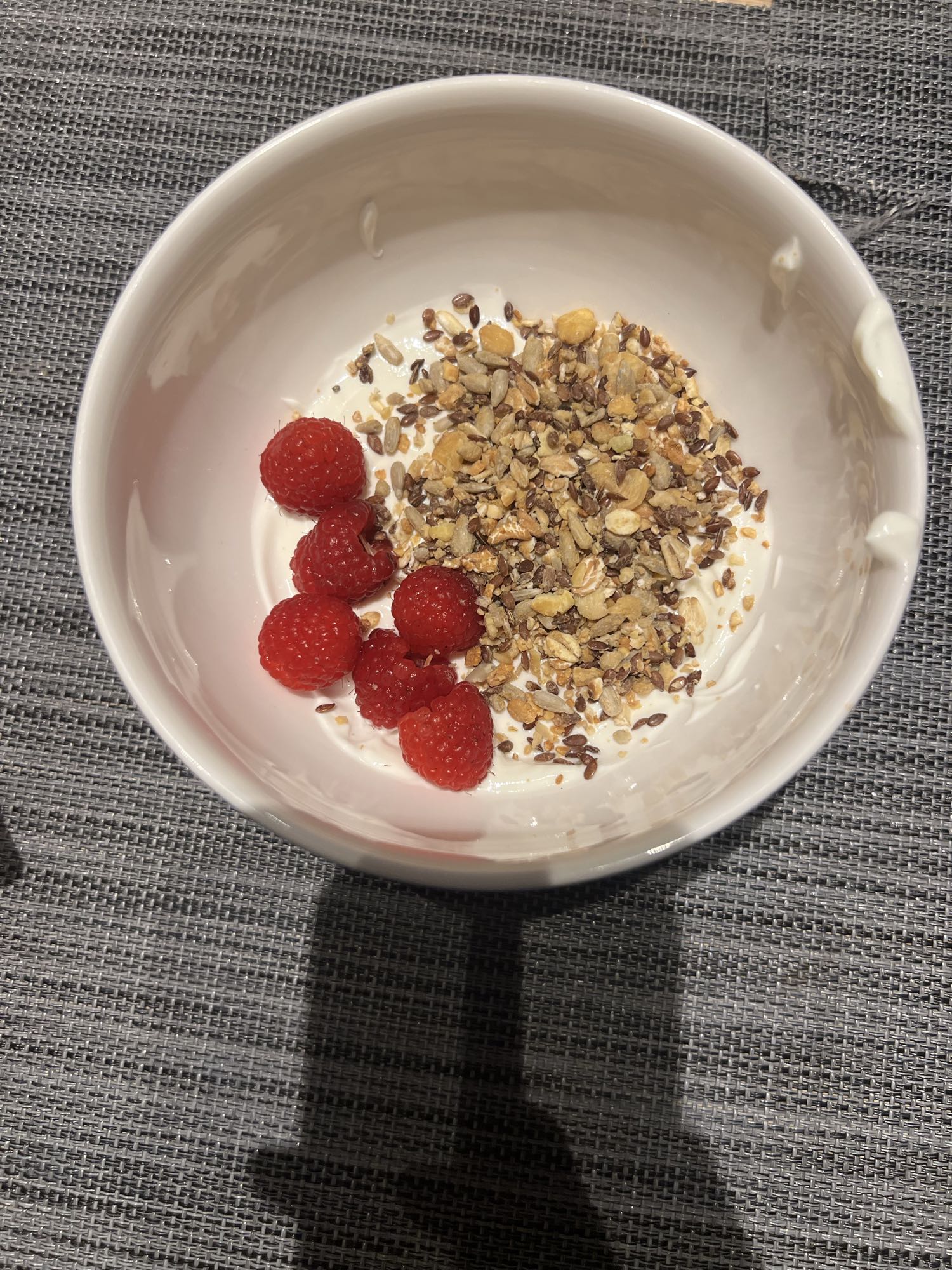 Yoghurt met muesli en frambozen