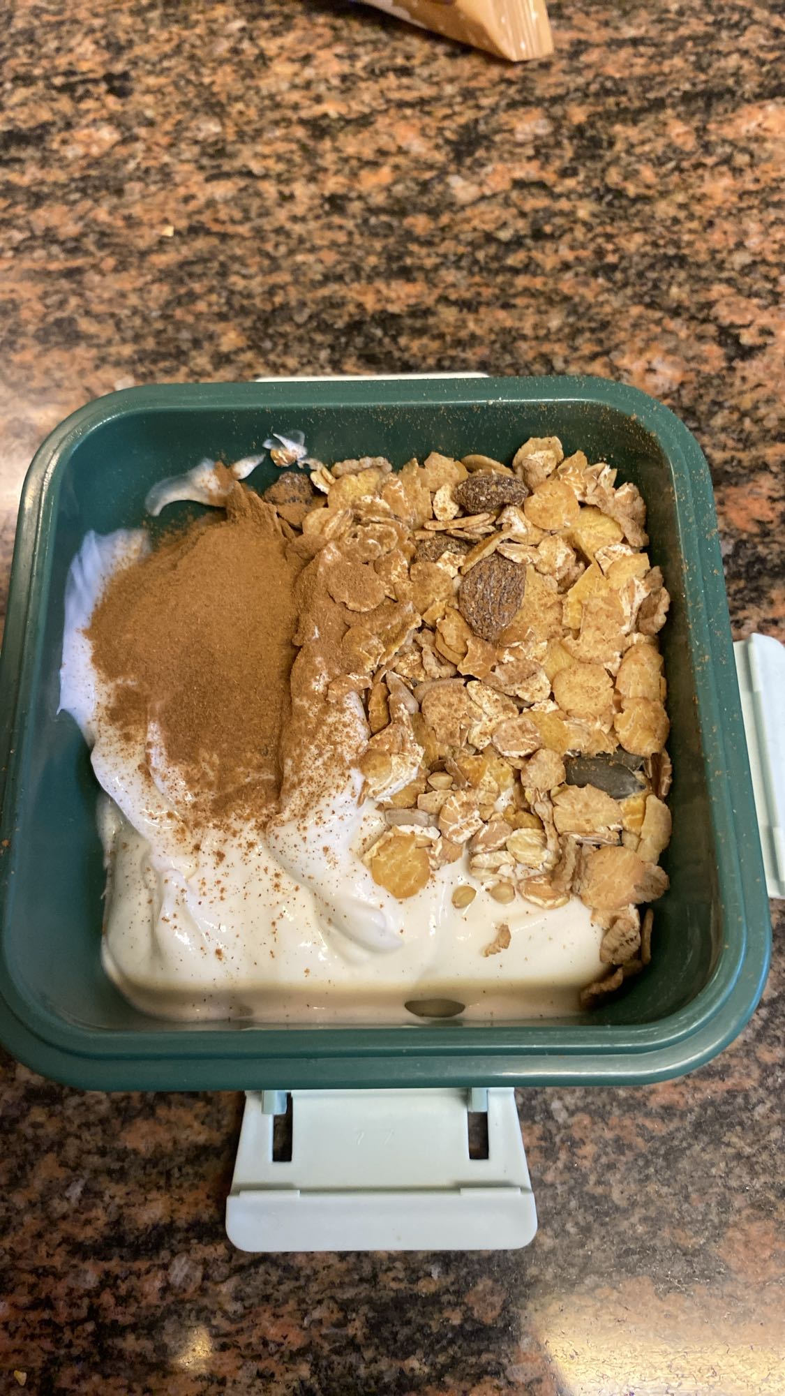 yogur con muesli y canela