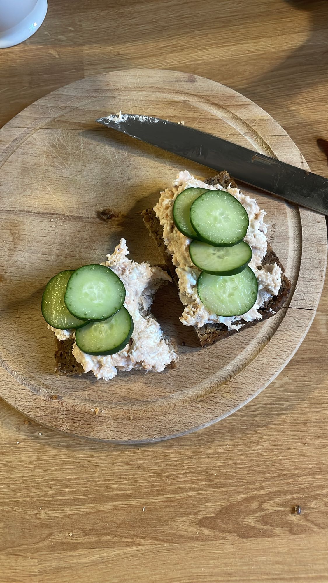 Kanapki z pastą z łososia i ogórkiem