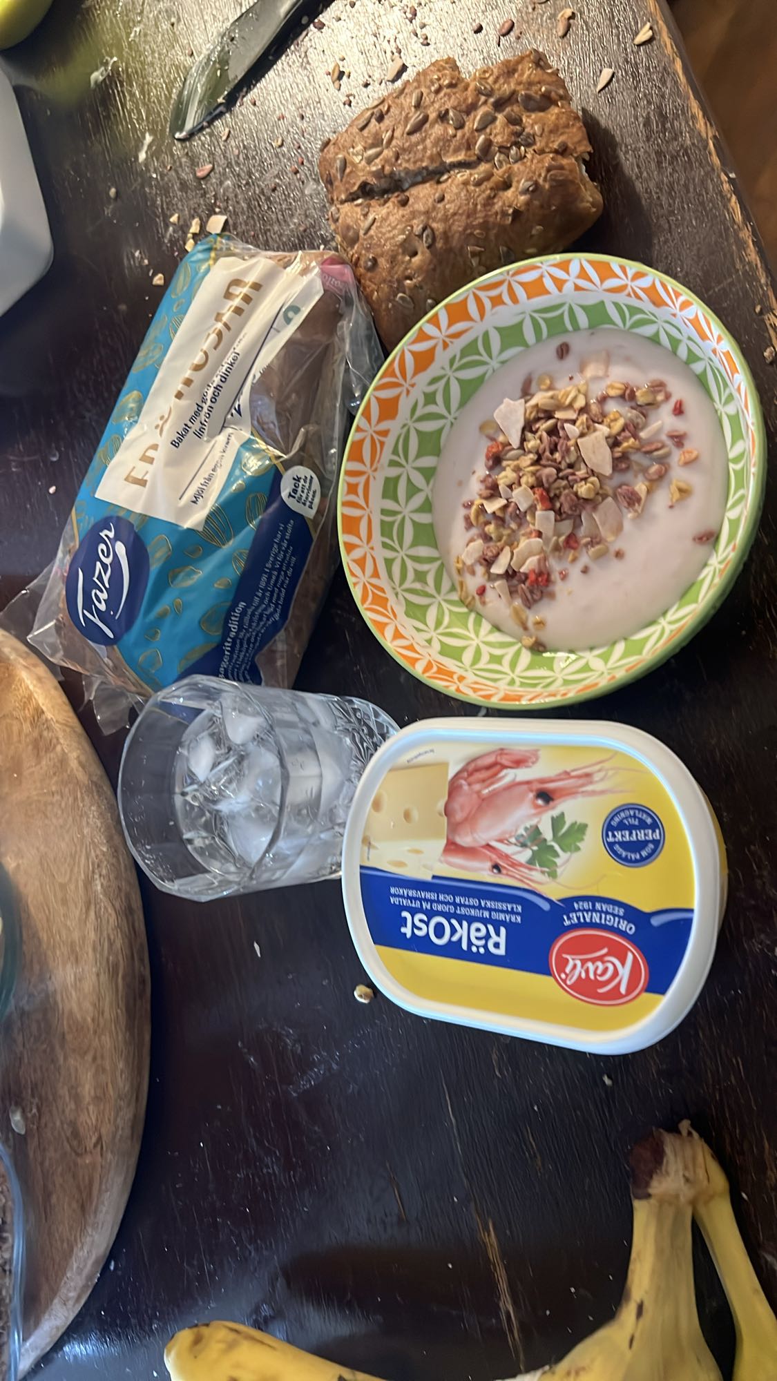 Frukost med bröd och yoghurt