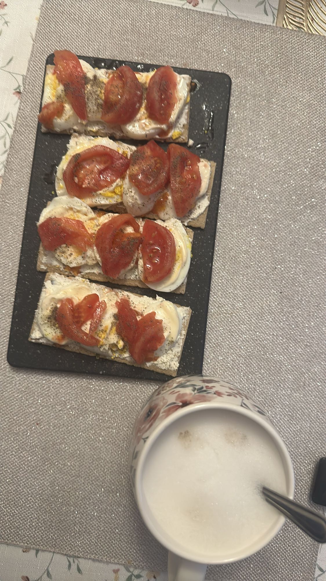 Kanapki z jajkiem i kawą