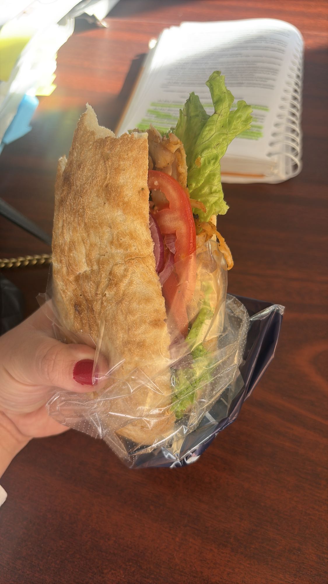 Sandviș cu pui și legume