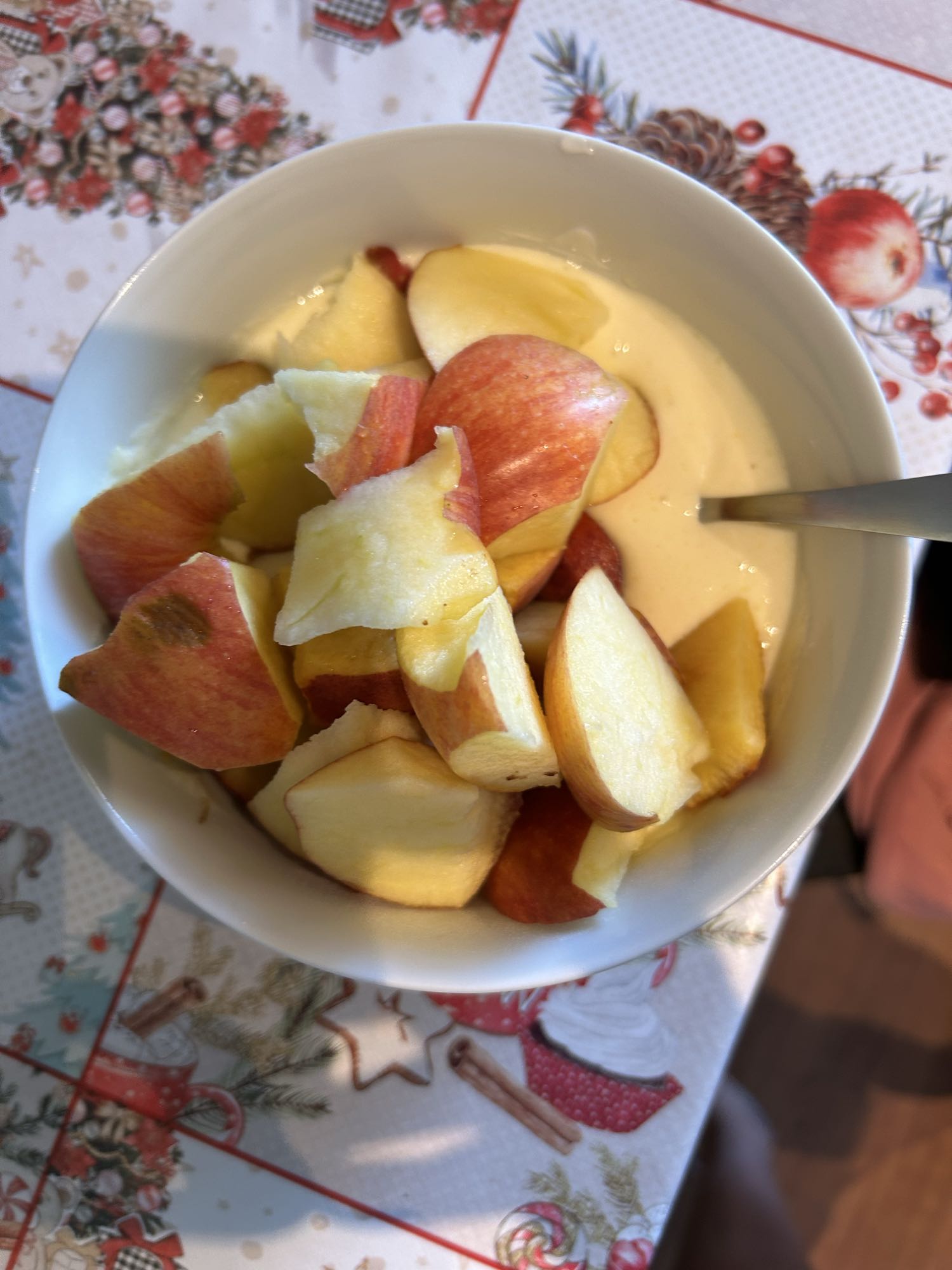 Iaurt proteic cu măr și piersică