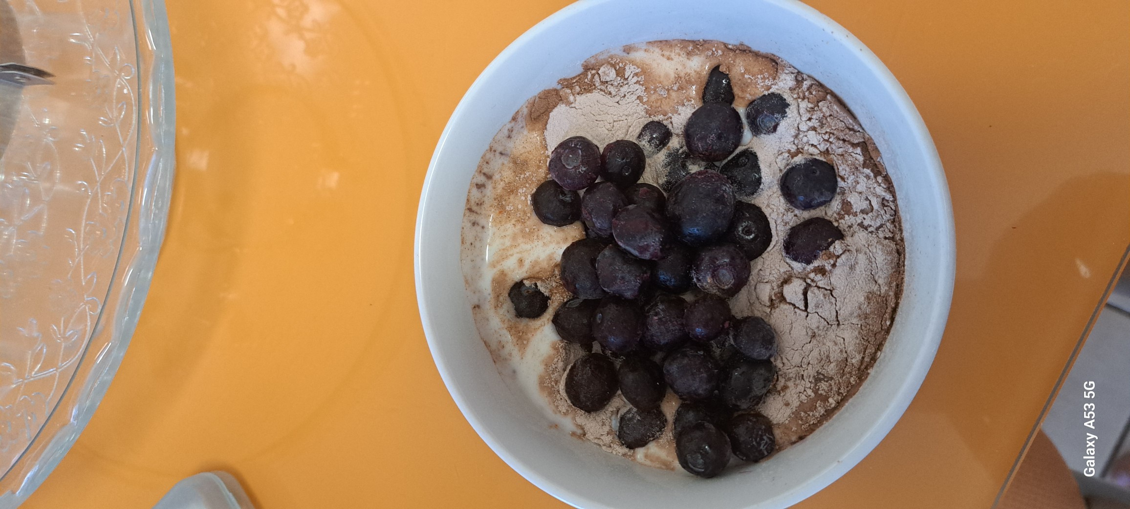 yogur con proteína y arándanos