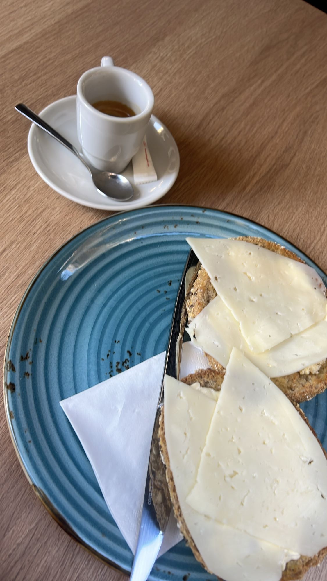 Tostada con queso y café