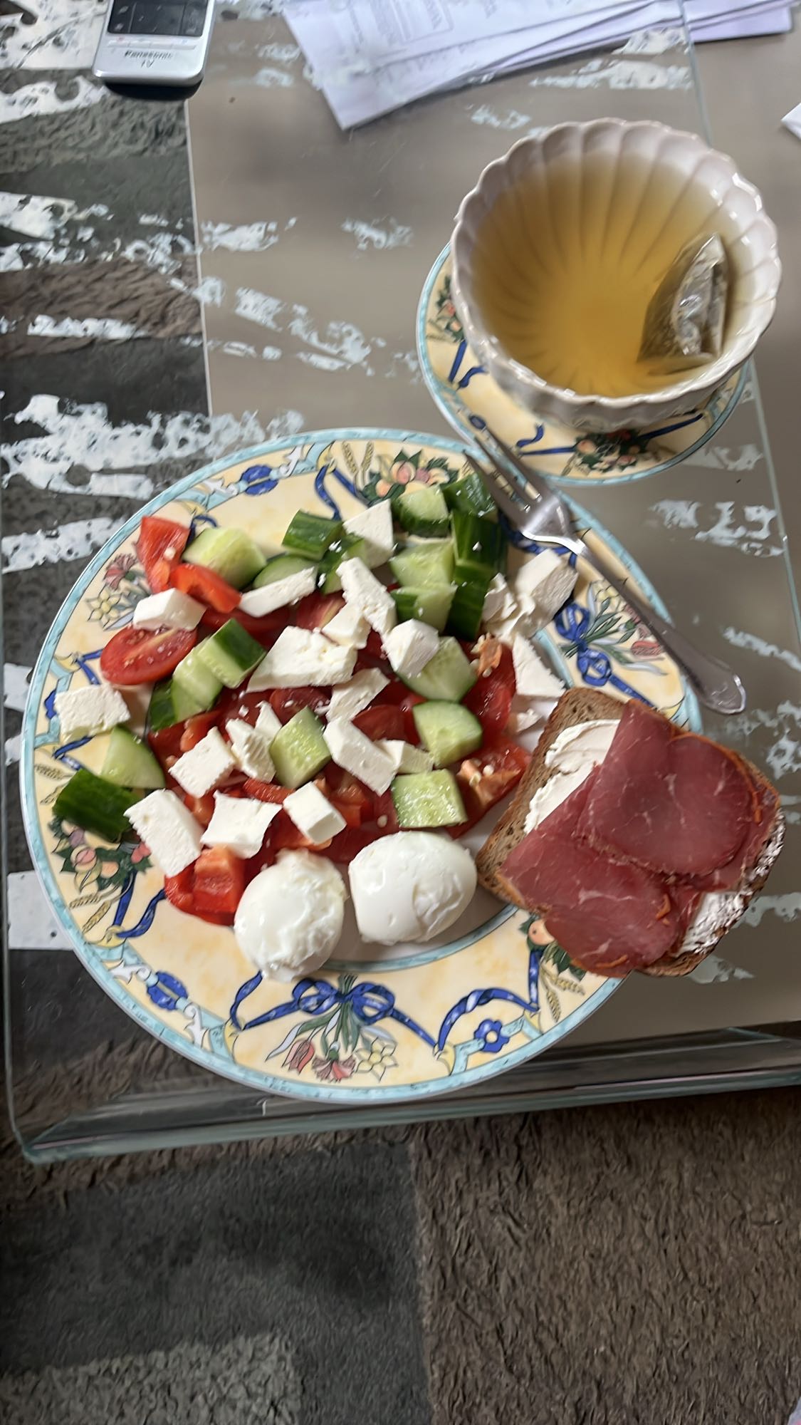 Salat mit Ei und Brot