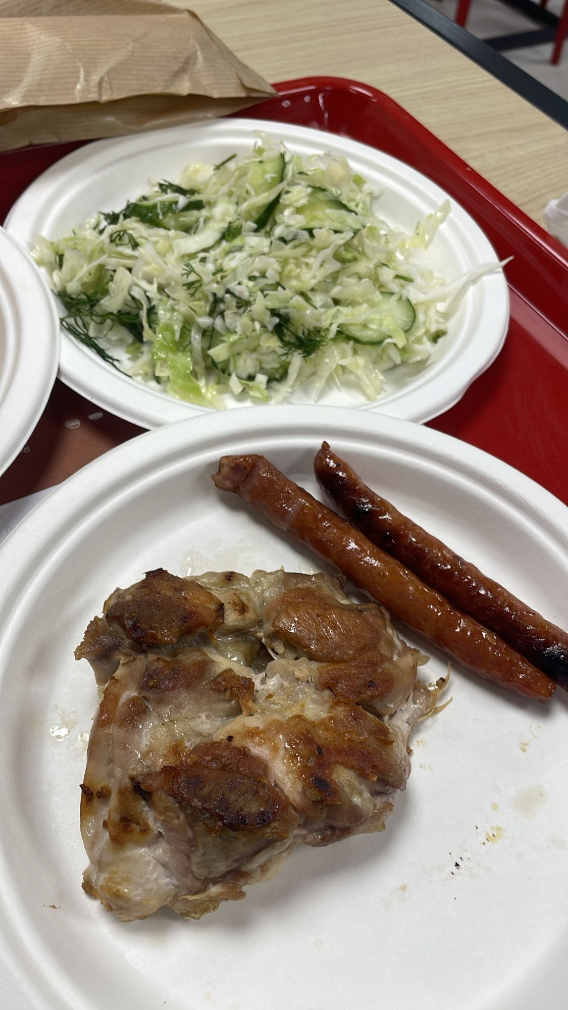 Pui, cârnați și salată