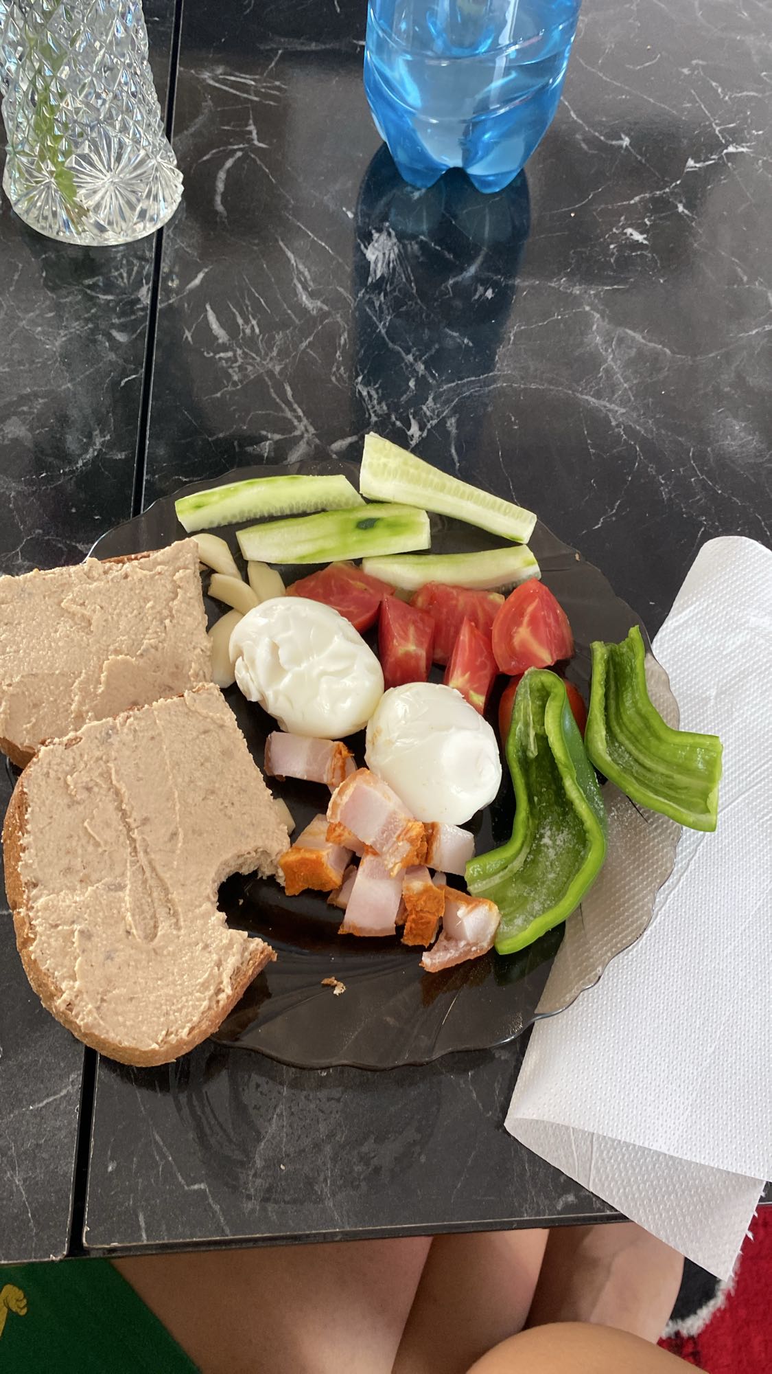 Mic dejun cu ouă și legume