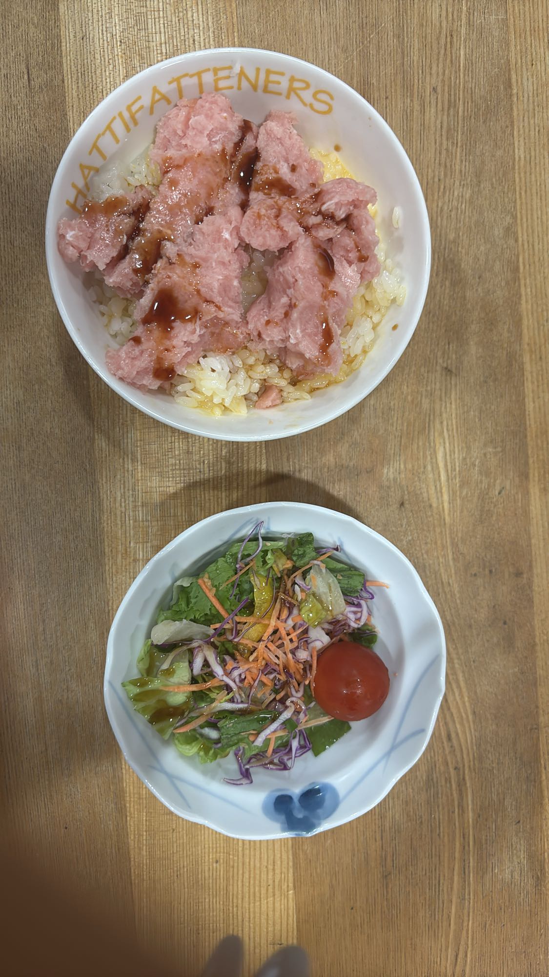 ねぎとろ丼とサラダ