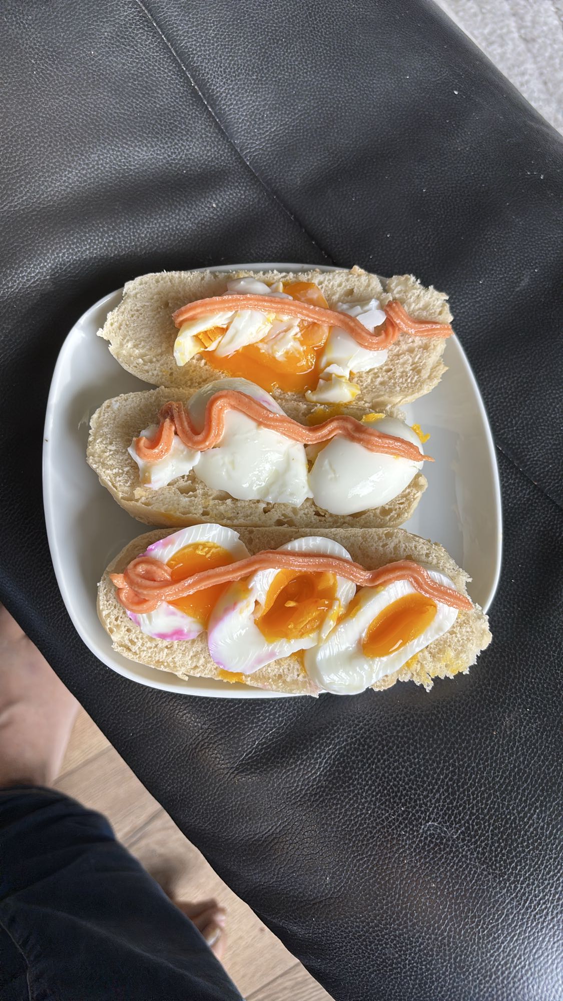 Eggs og brød med kaviar