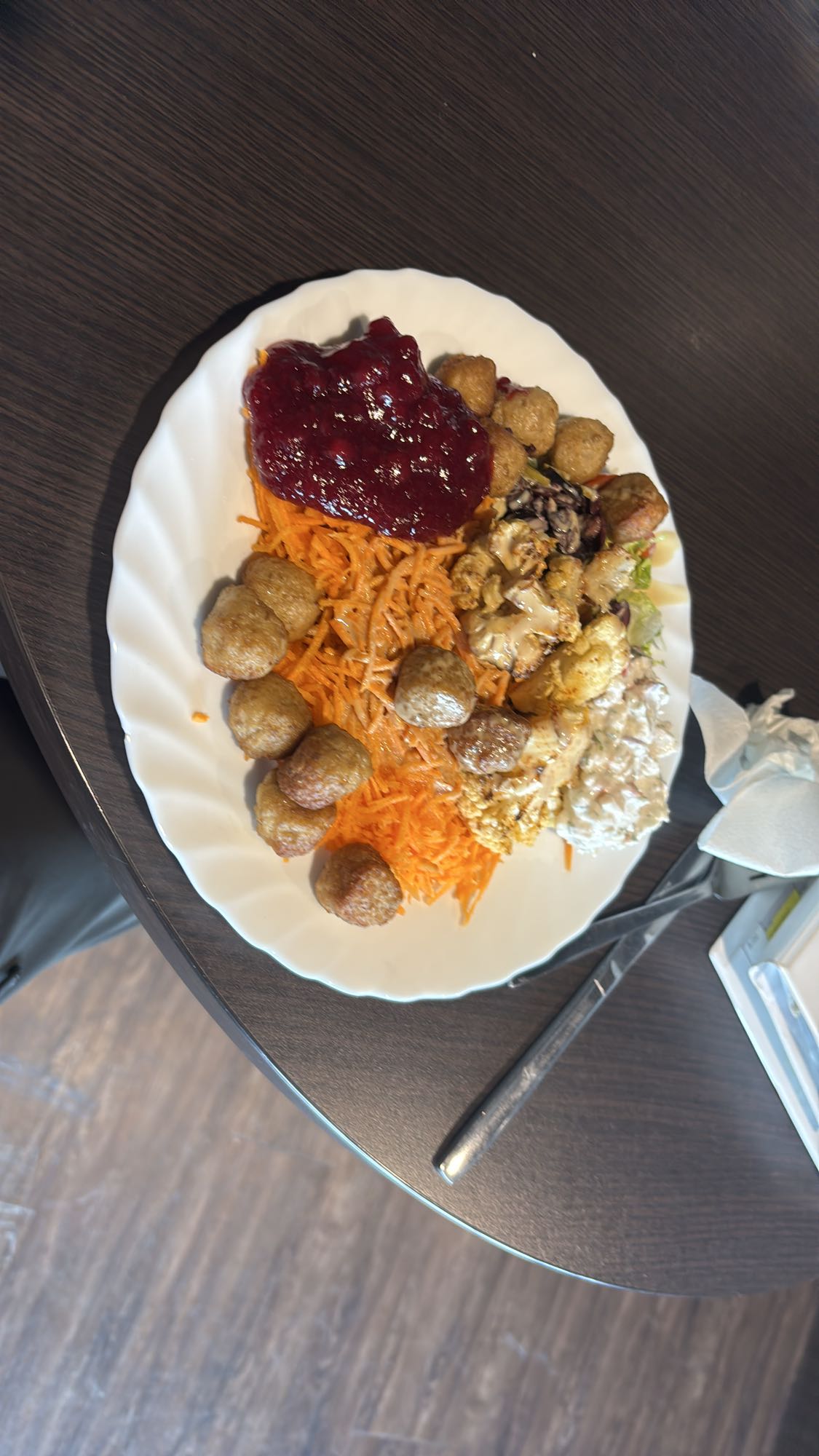 Köttbullar med sallad