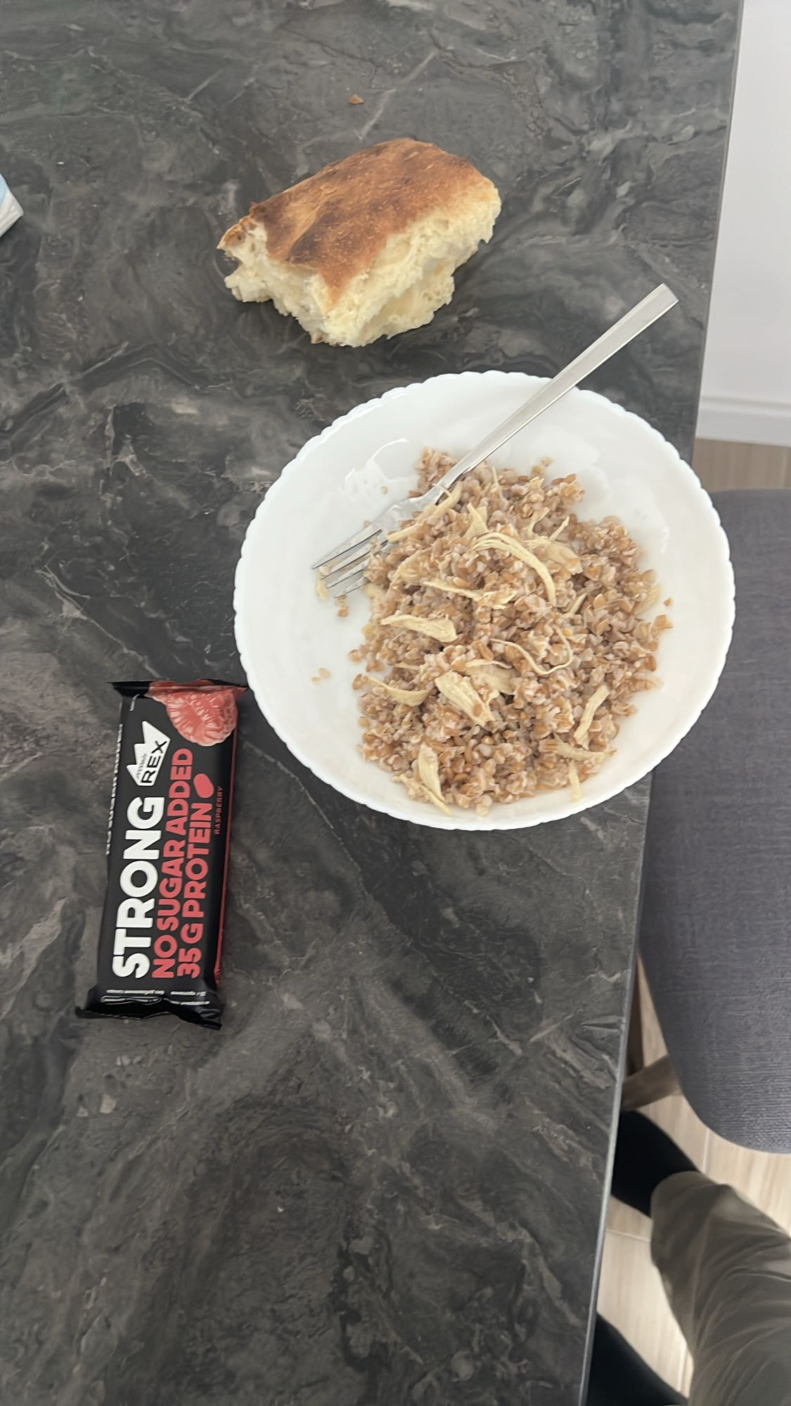 հավի բուլգուր, հաց, բատոն