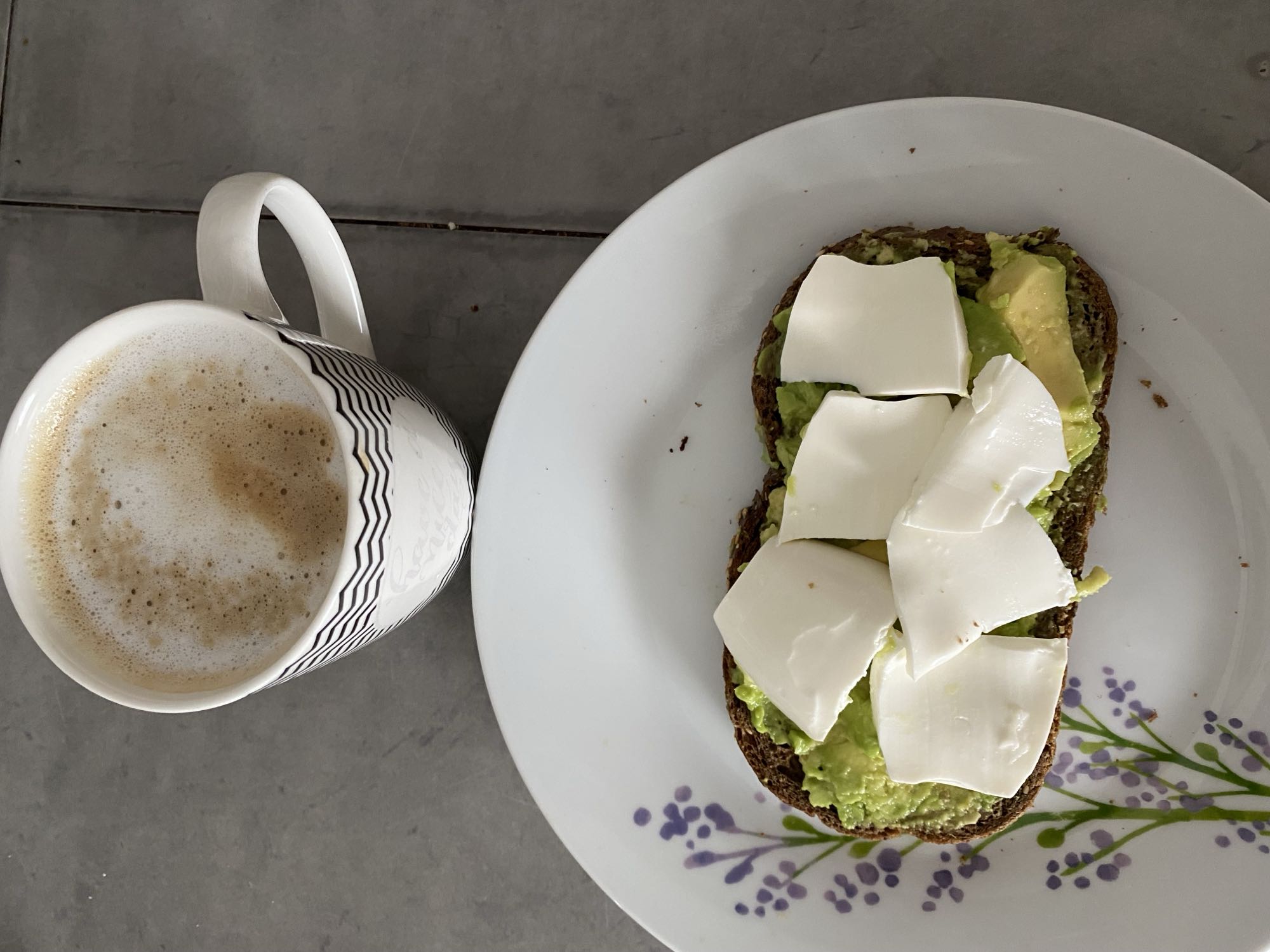 Tostada con aguacate y café