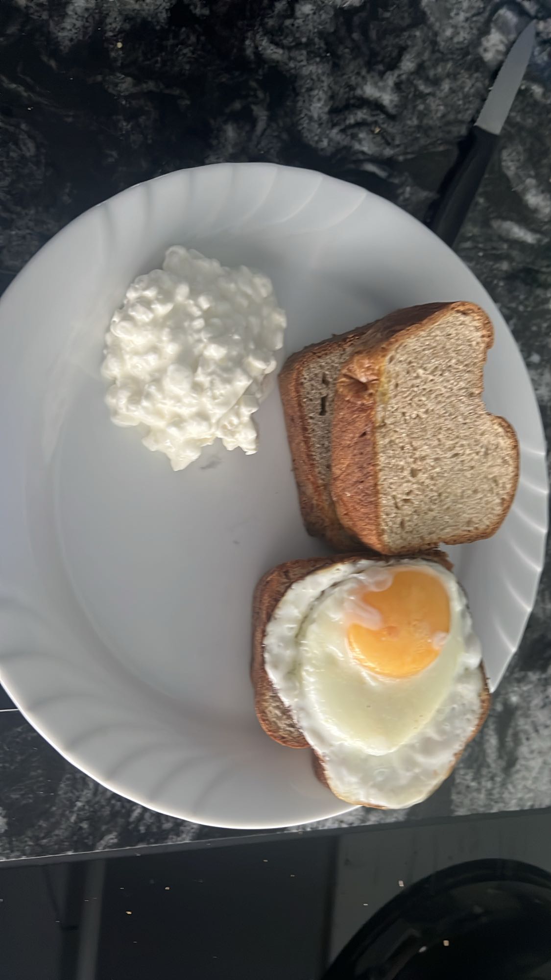 Ei op brood met hüttenkäse