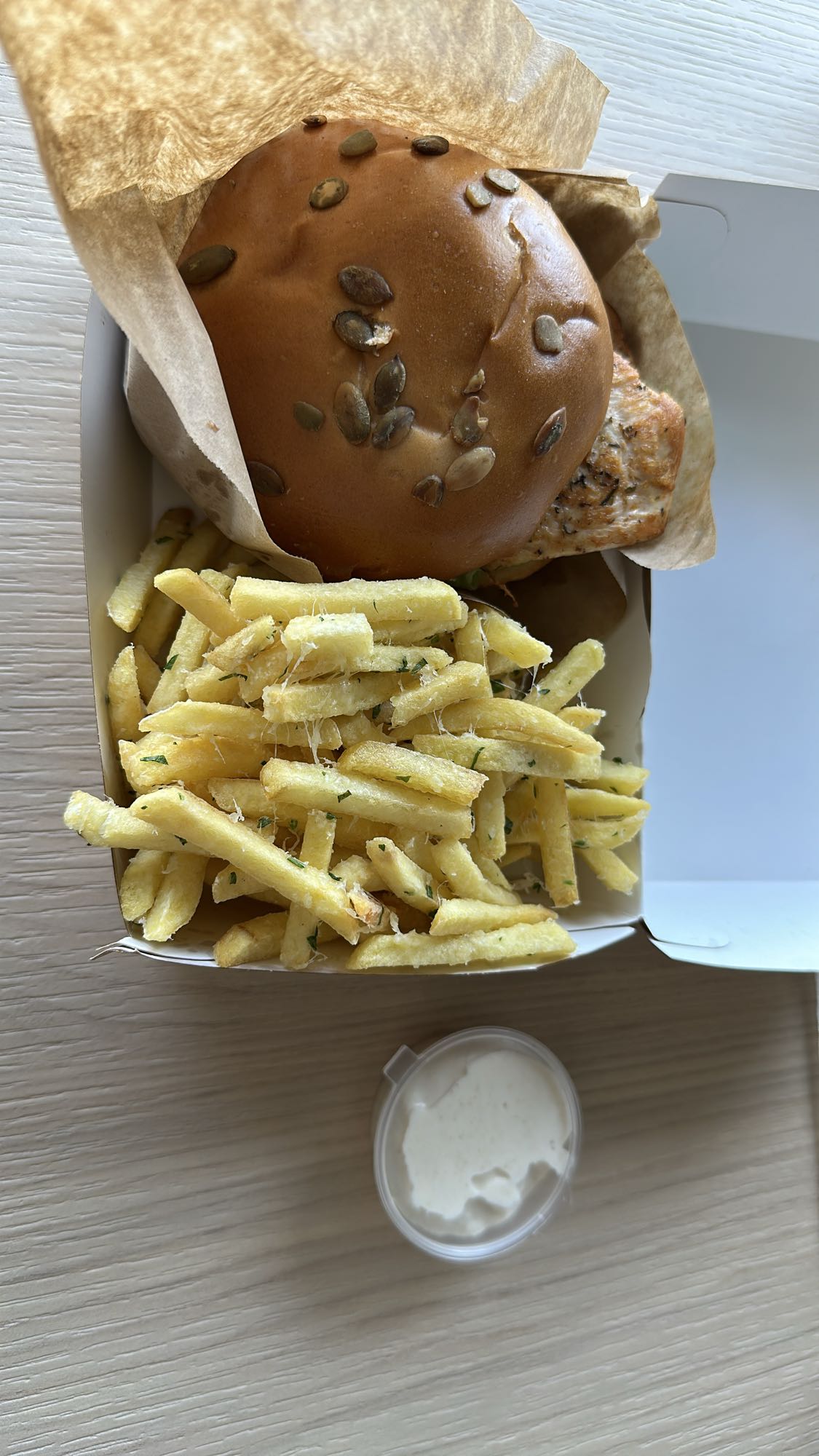 Burger cu cartofi și sos