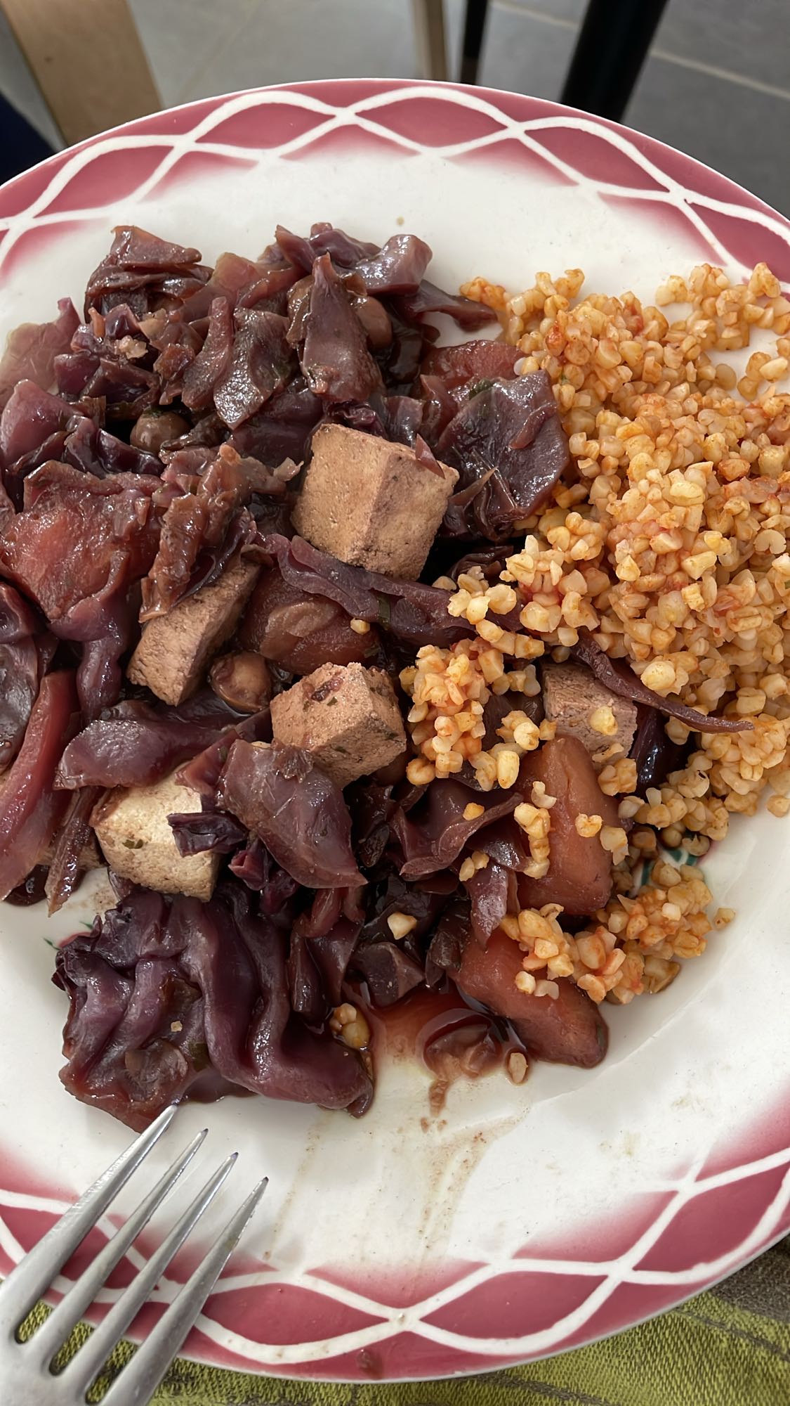 Tofu, chou rouge et boulgour