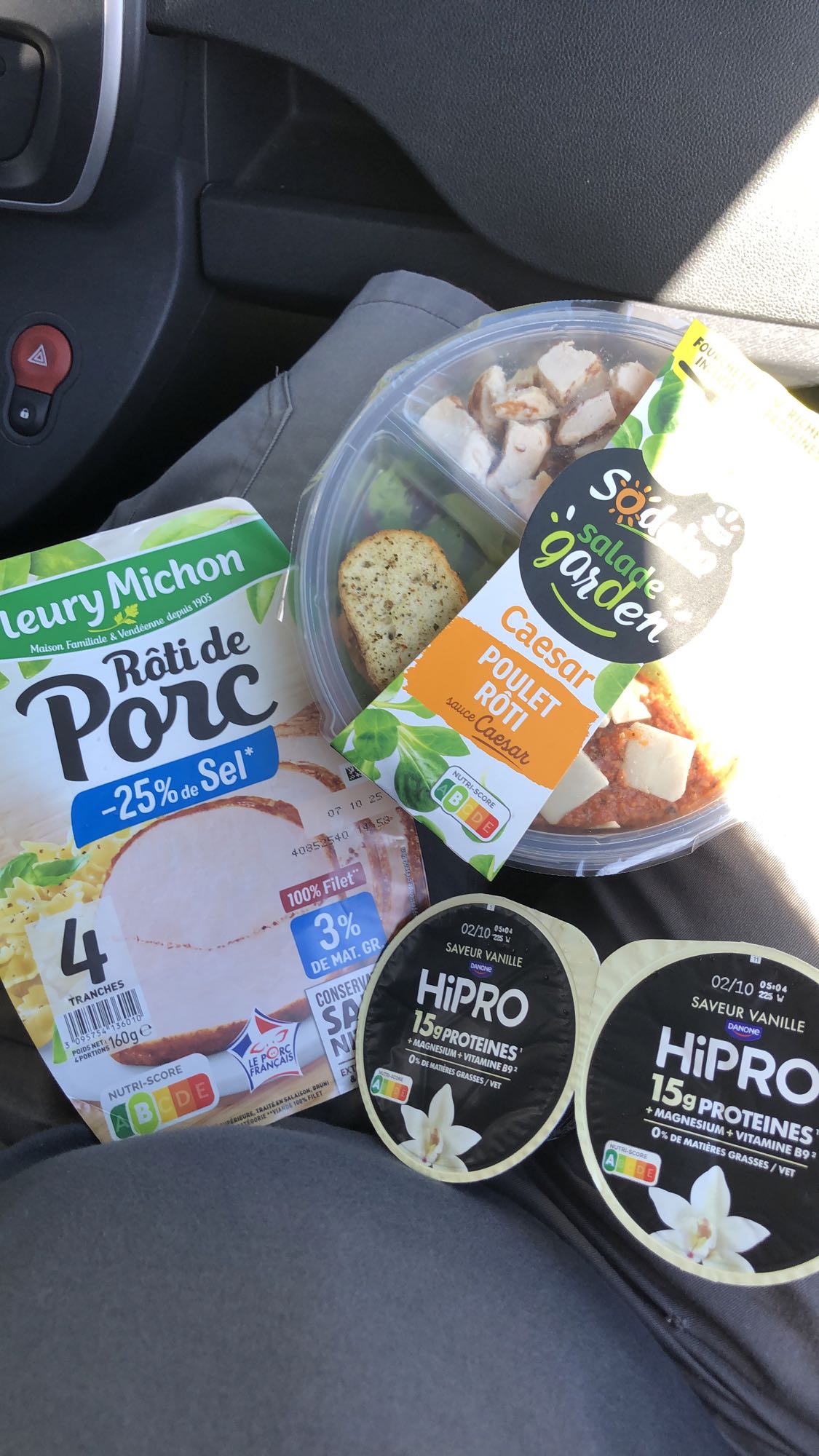 Déjeuner salade et yaourt