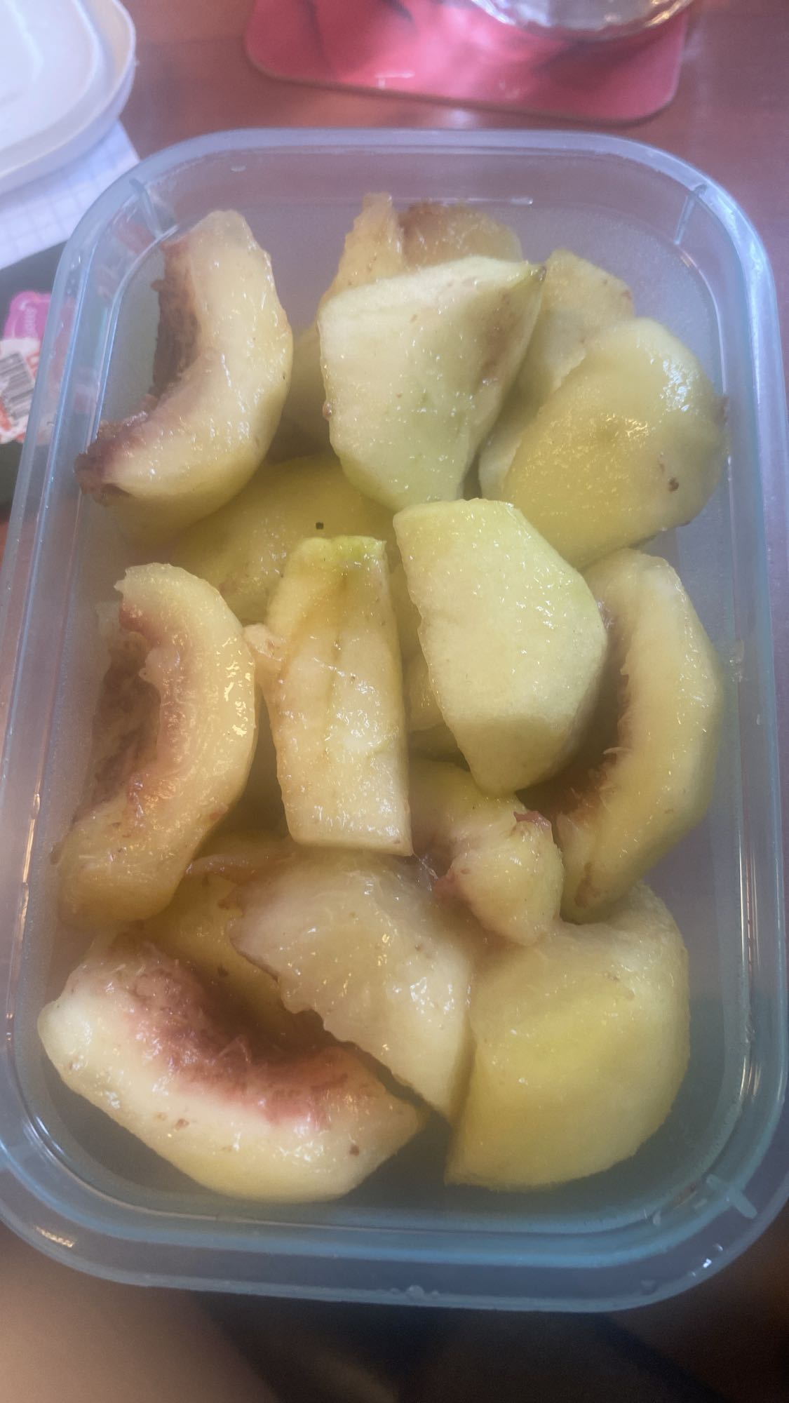 pokrojone brzoskwinie