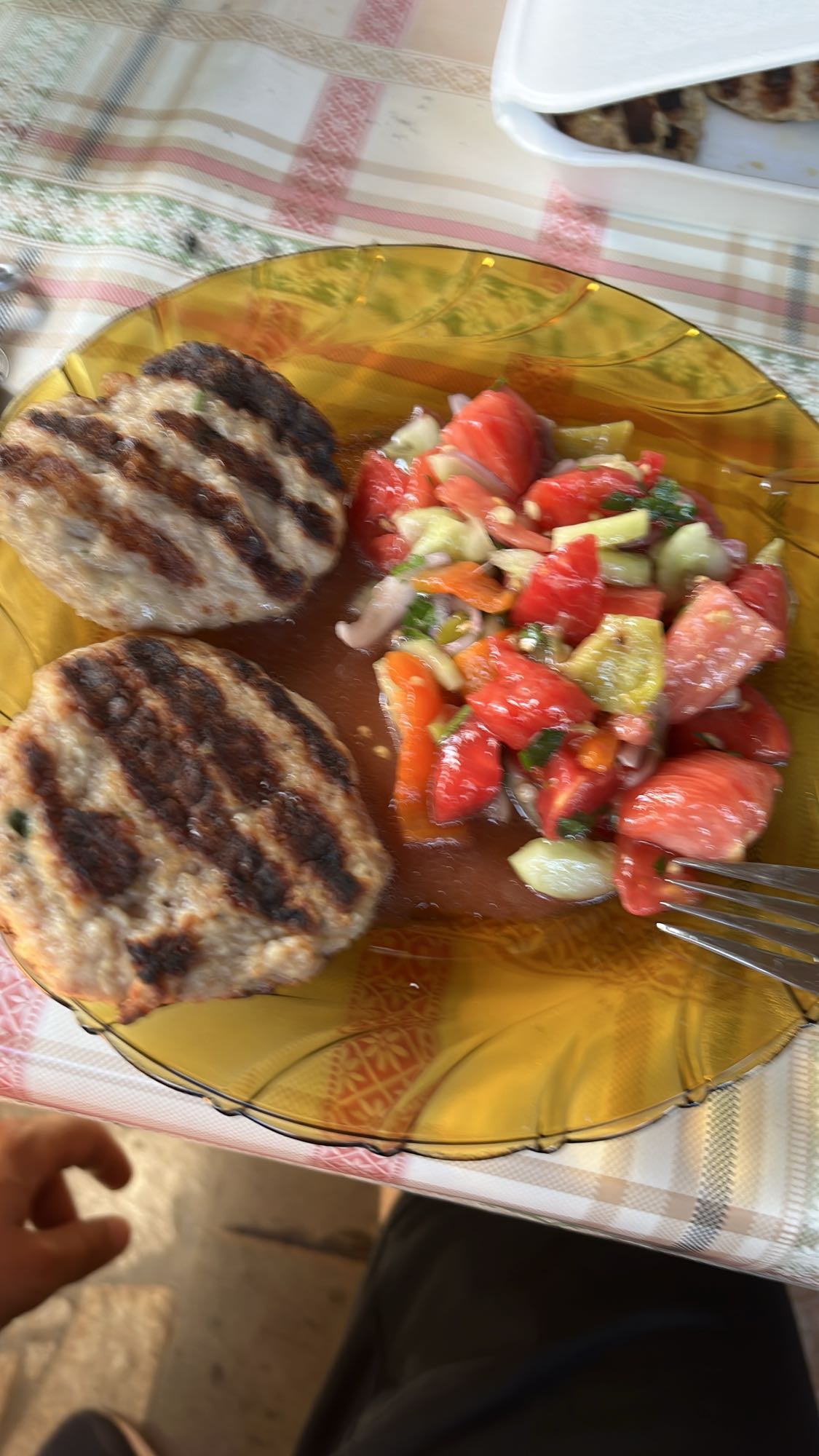 Кюфтета със салата