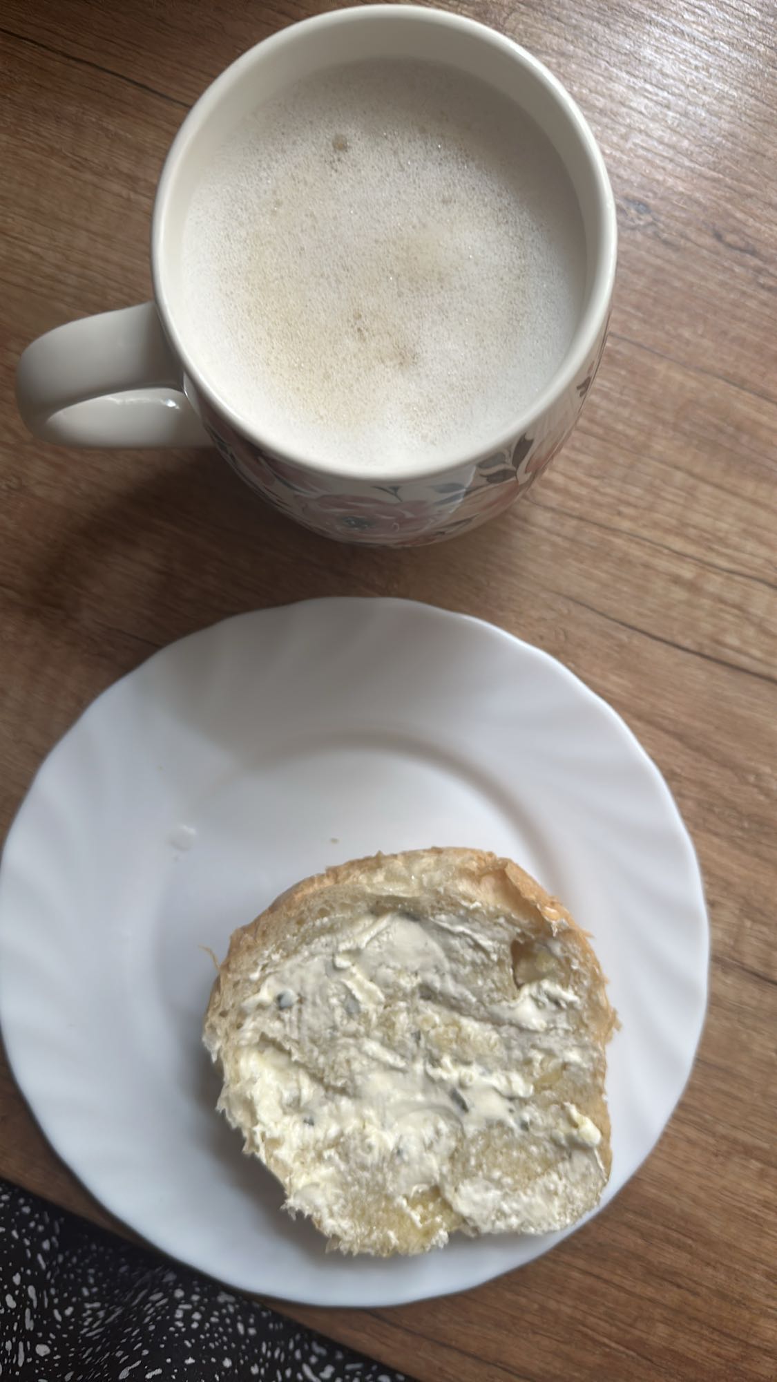 Bułka z masłem i kawa z mlekiem