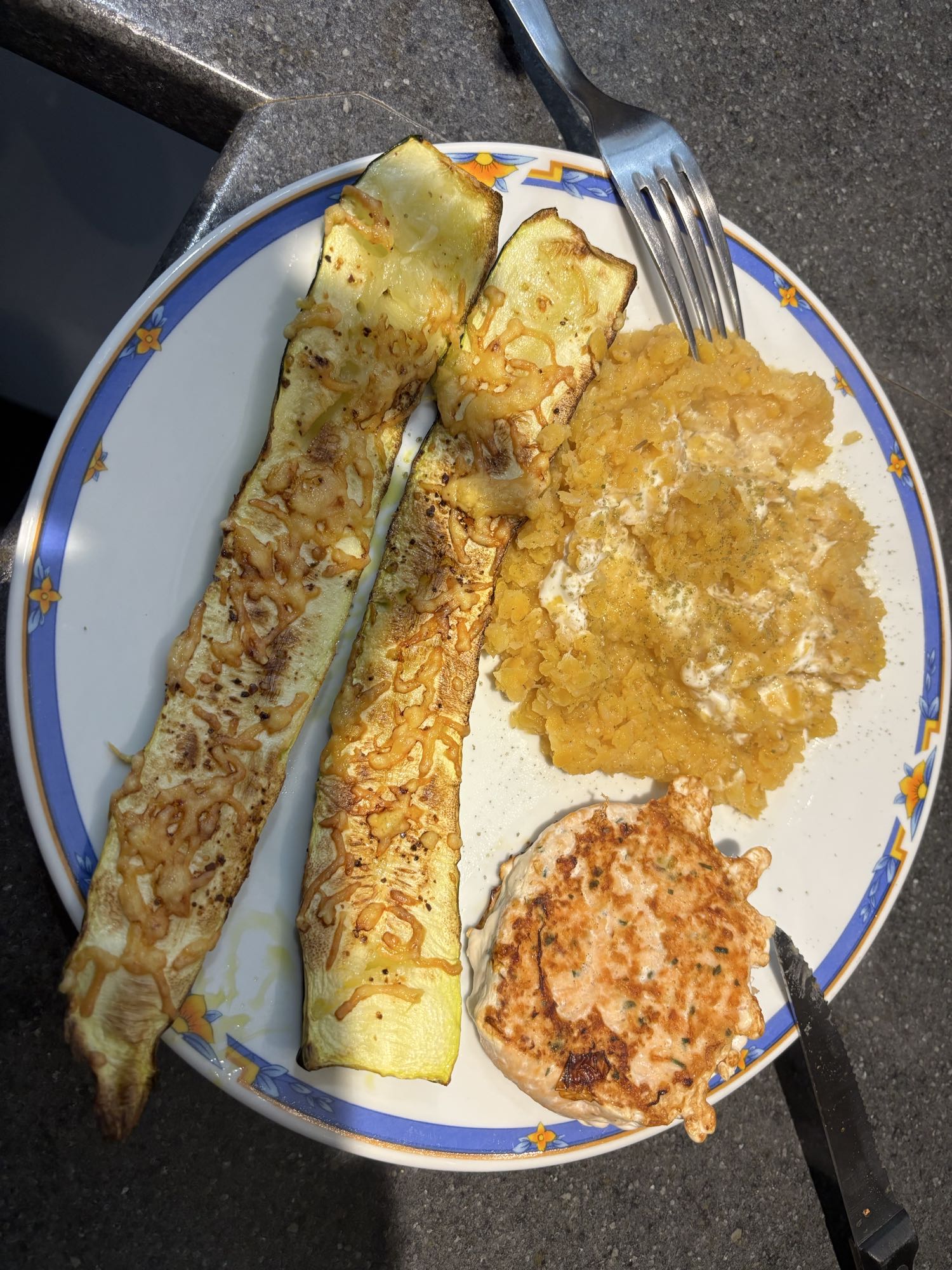 Courgettes gratinées, galette et lentilles corail