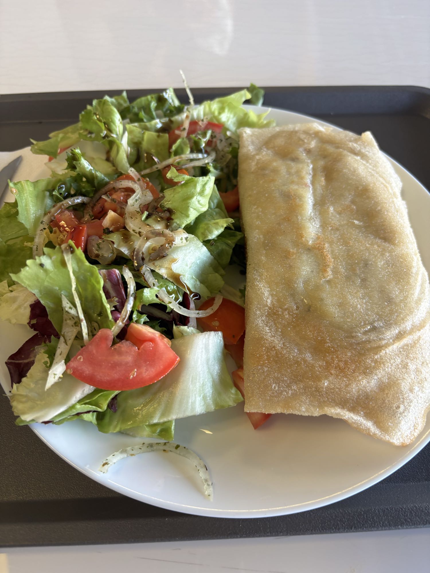 Salade et crêpe farcie