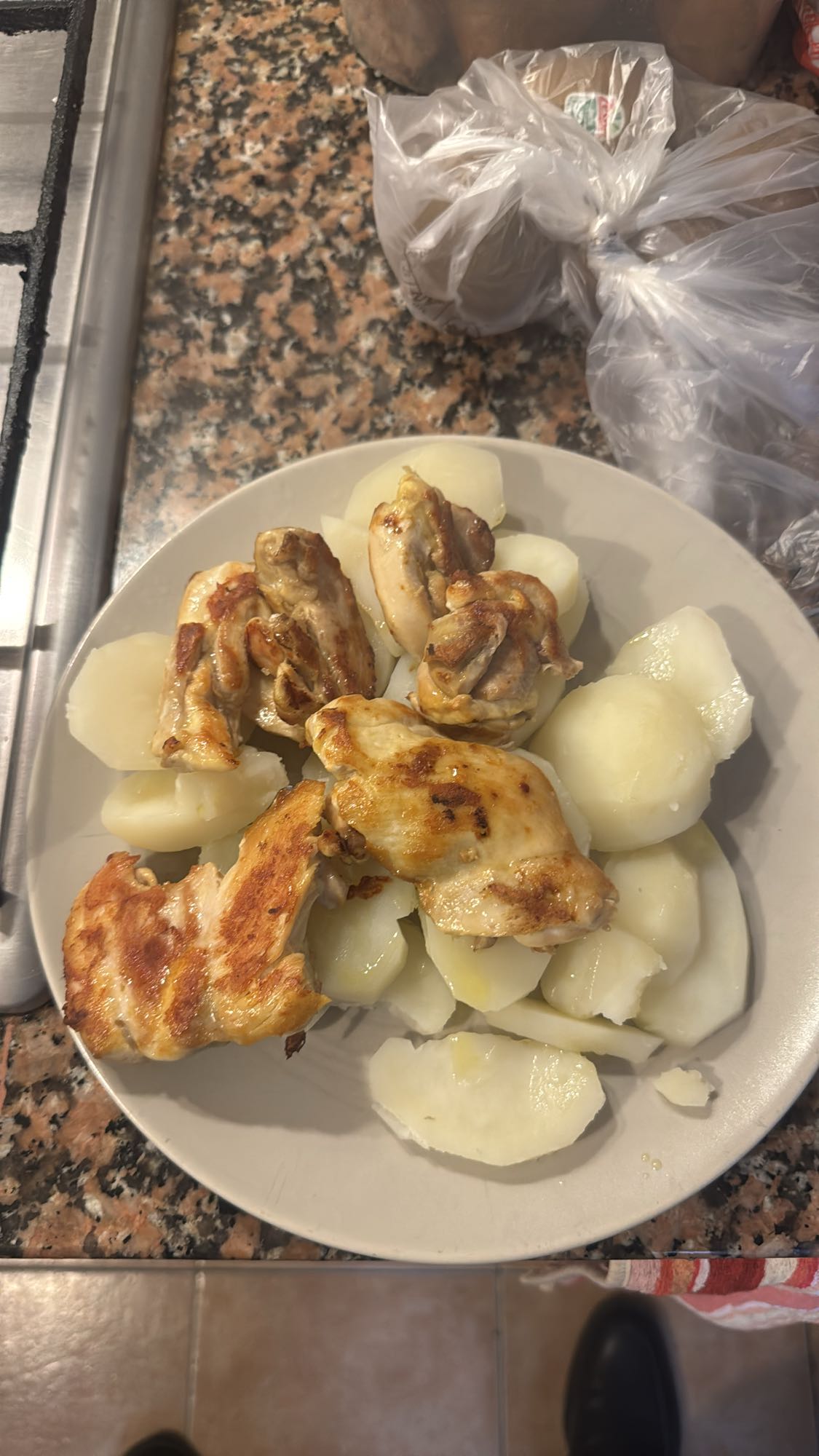 Pollo con papas cocidas