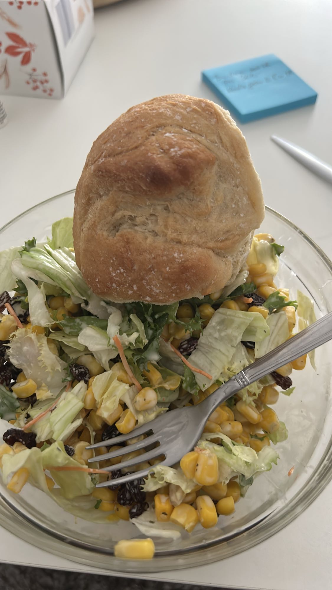 Maissalat mit Brötchen