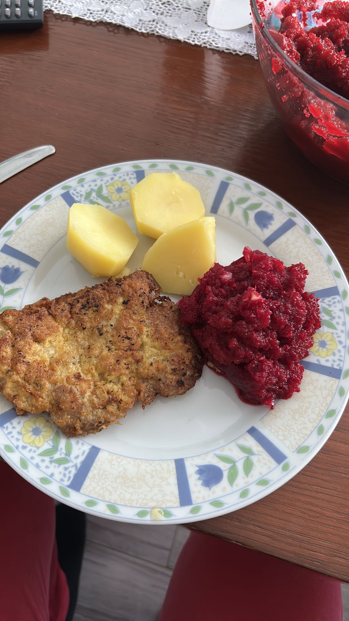 Kotlet schabowy z ziemniakami i buraczkami