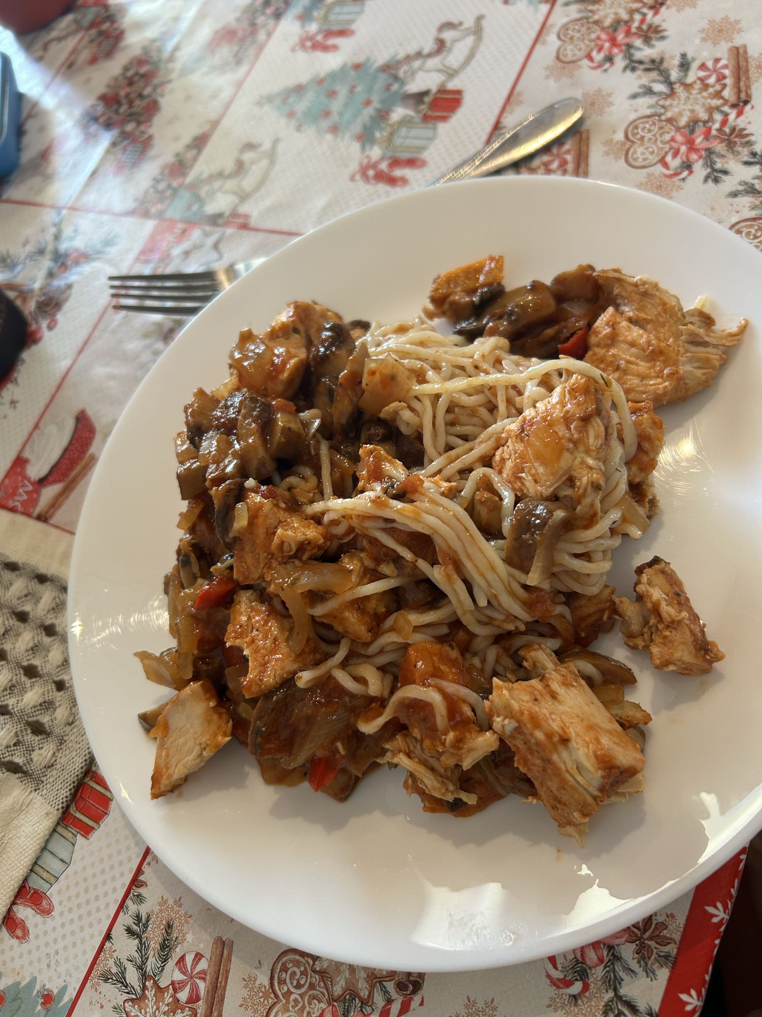 Piept de pui la cuptor cu paste konjac și tocăniță de ciuperci