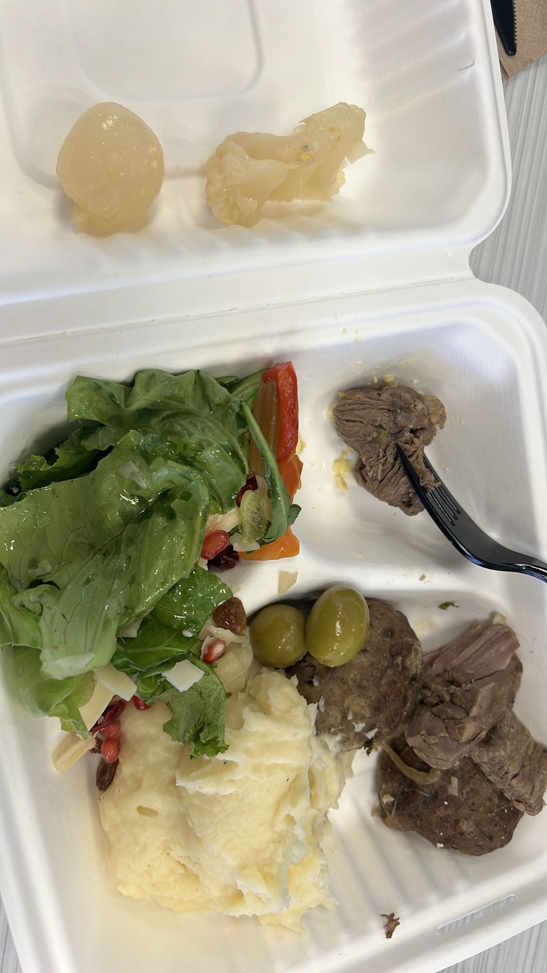 Мясо с пюре и салатом