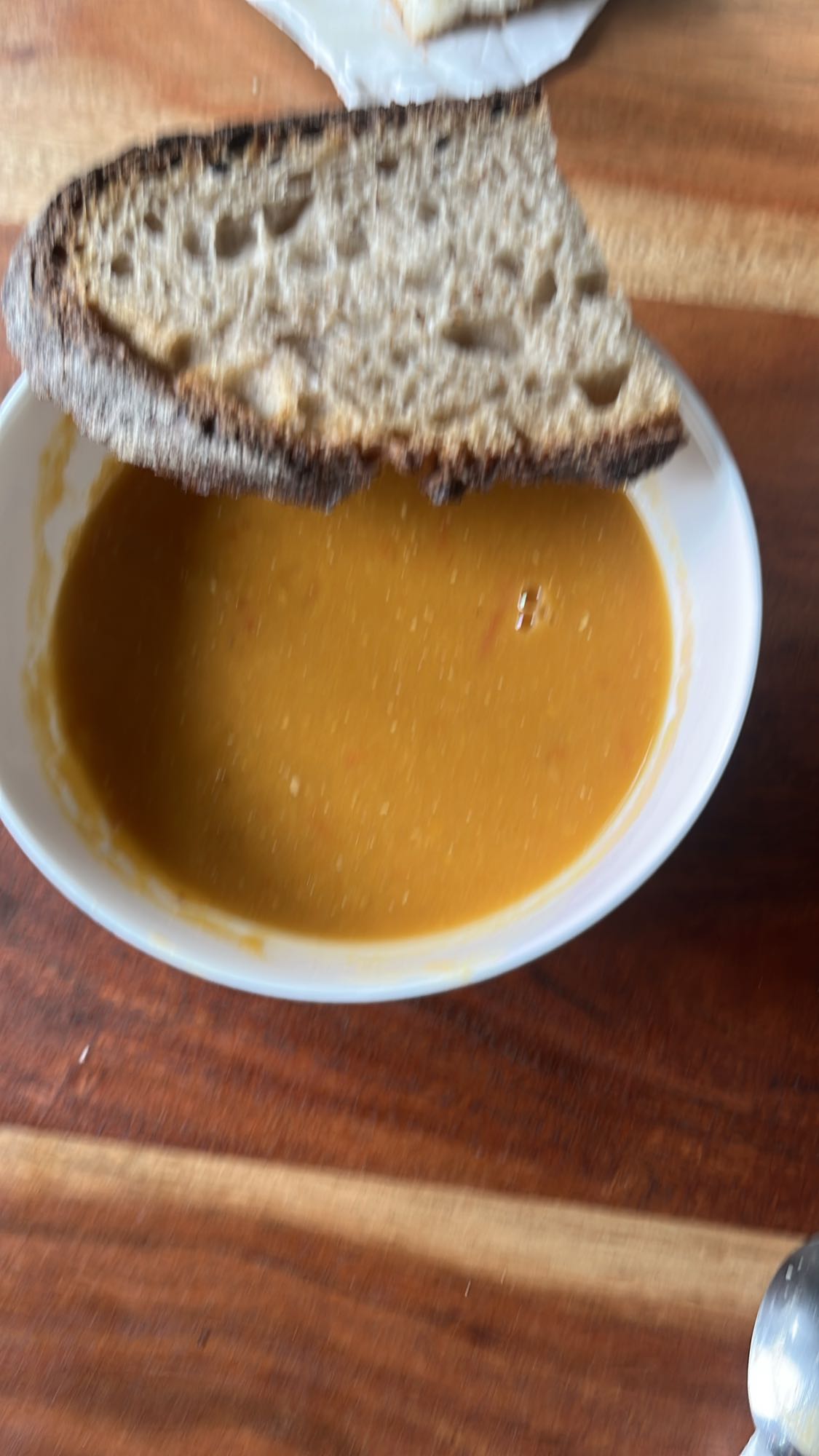 Tomatensuppe mit Brot