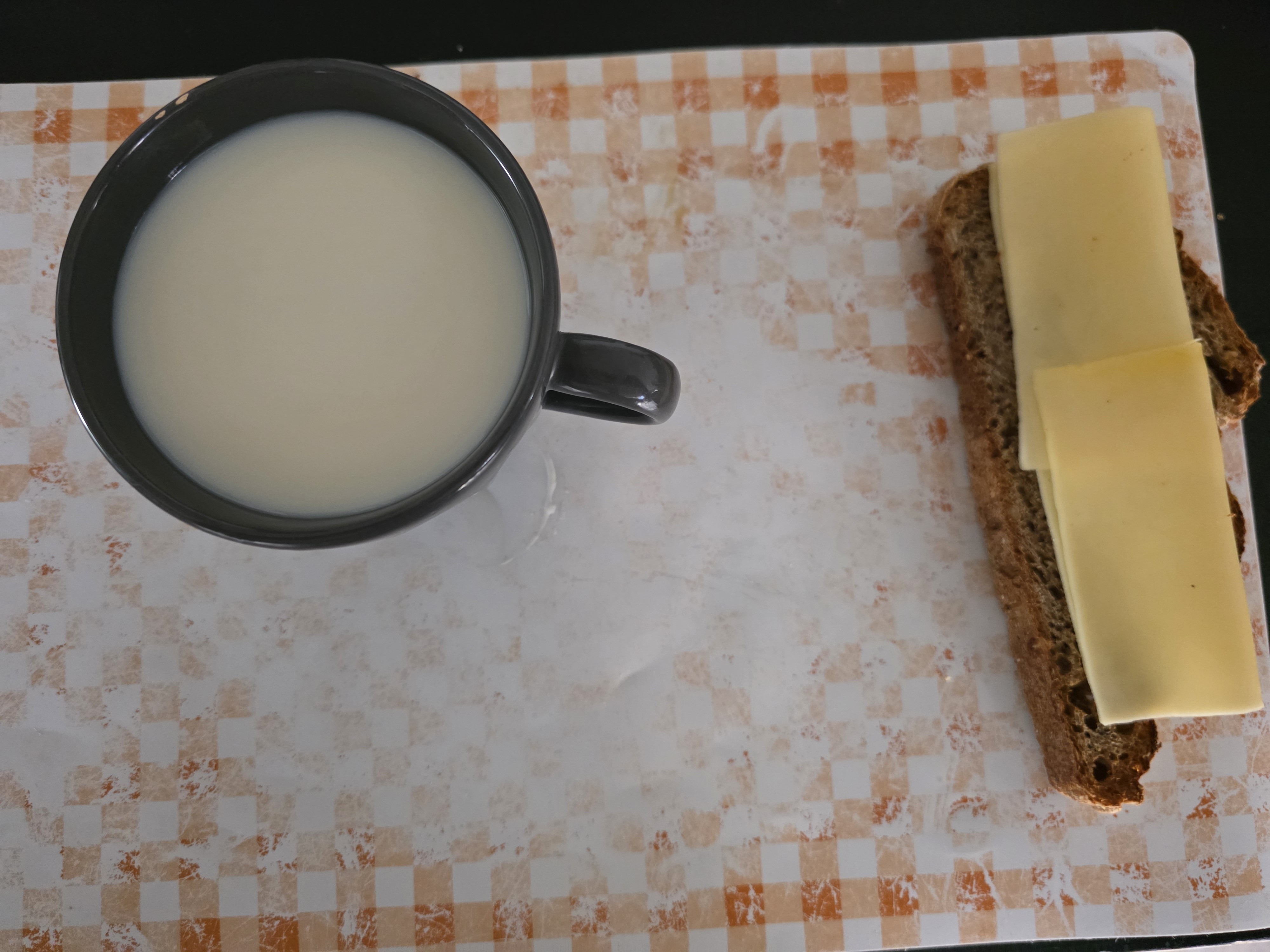 Pan con queso y leche