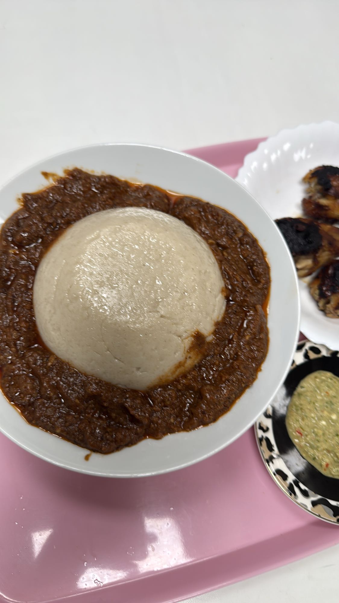 Amala med okrasaus og kylling