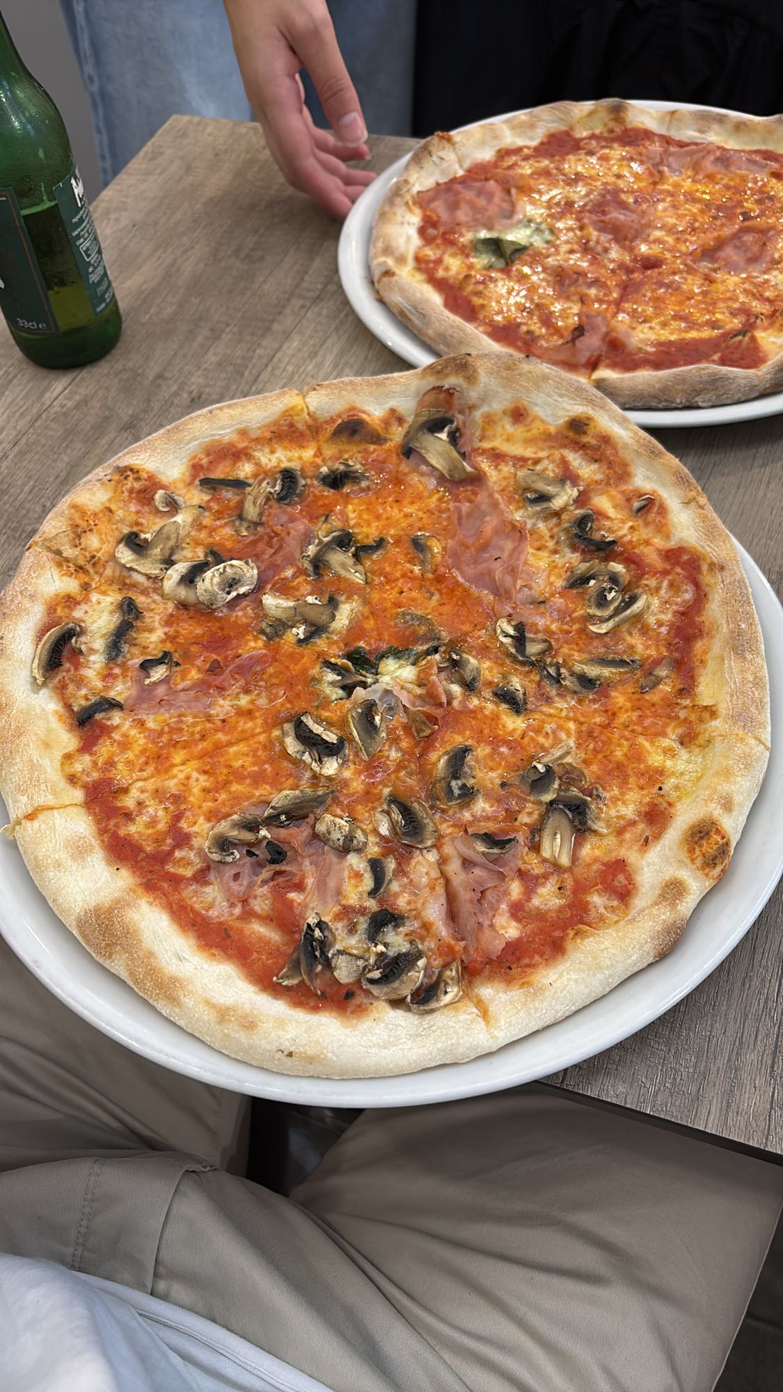 Pizza de jamón y champiñones