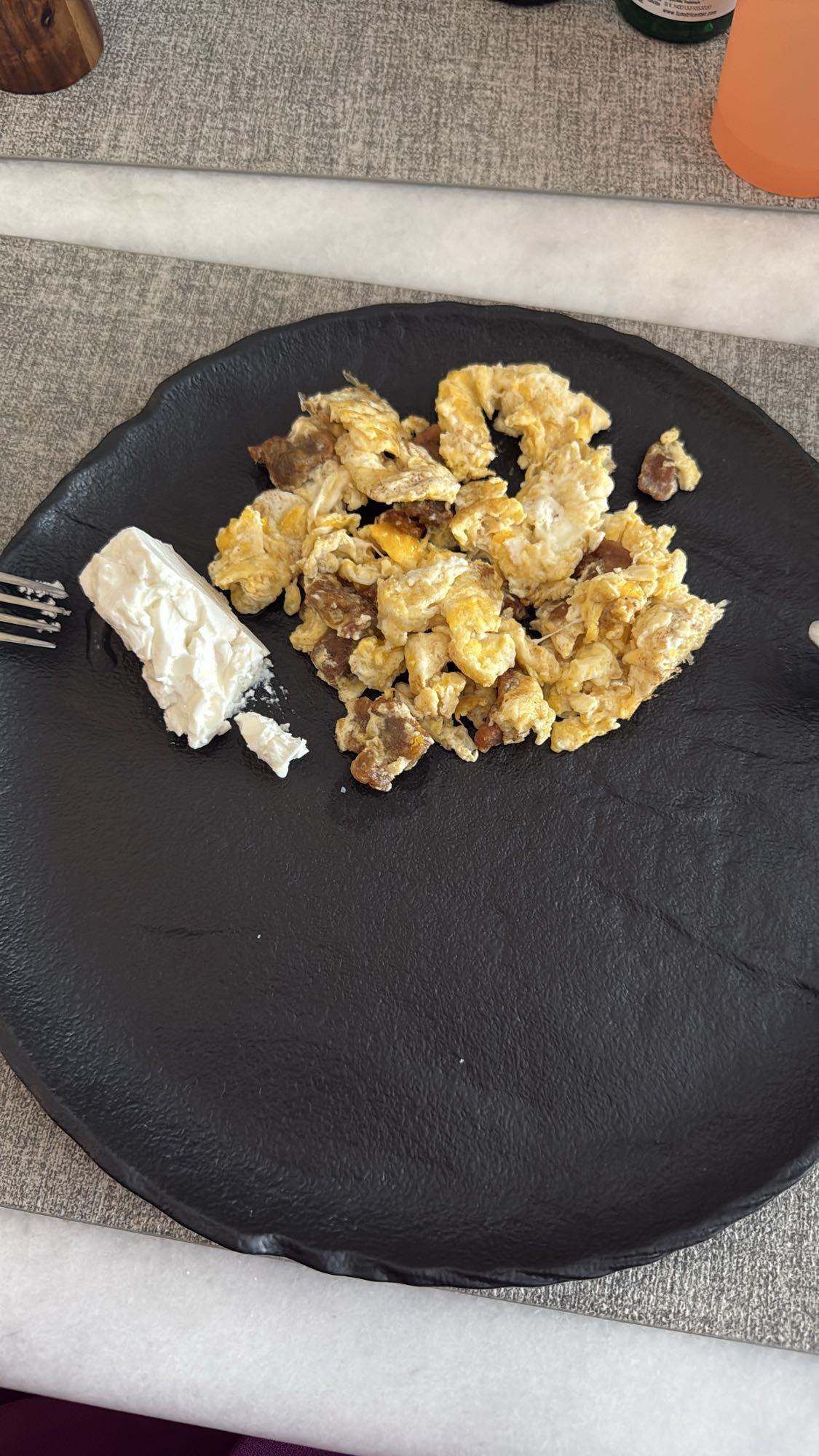 Huevos revueltos con carne y queso