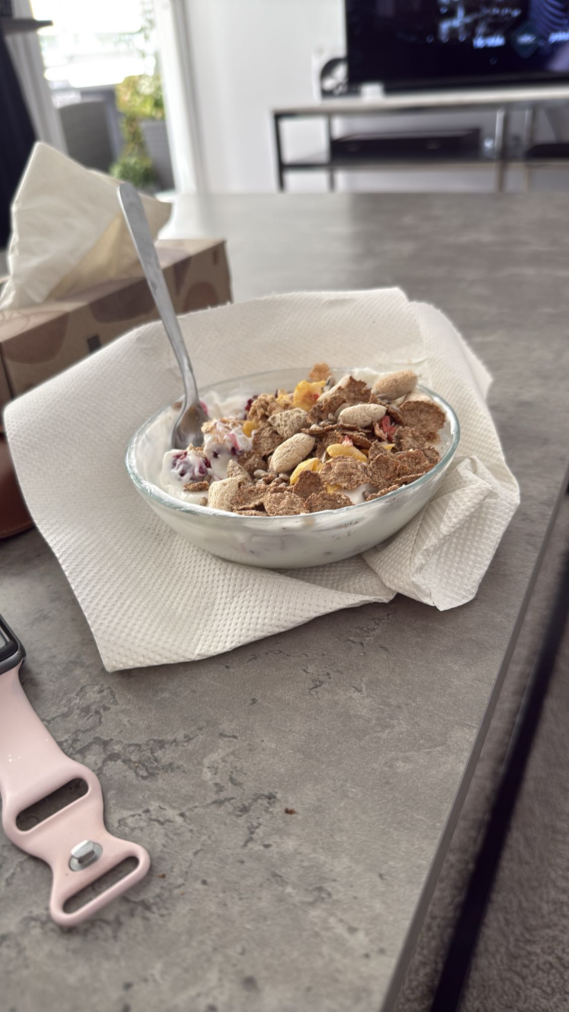 Yoghurt med müsli och nötter