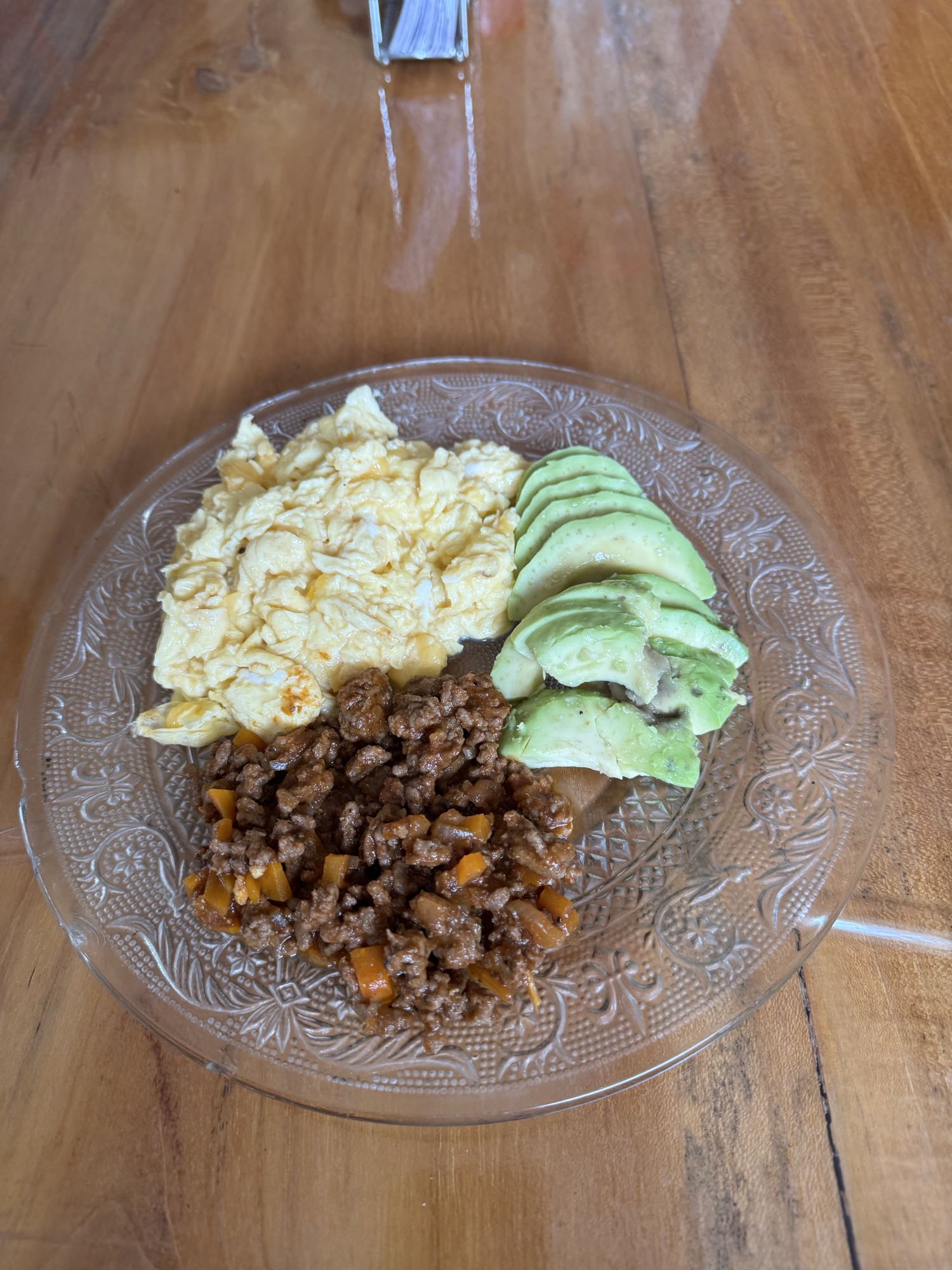 Huevos con carne y aguacate