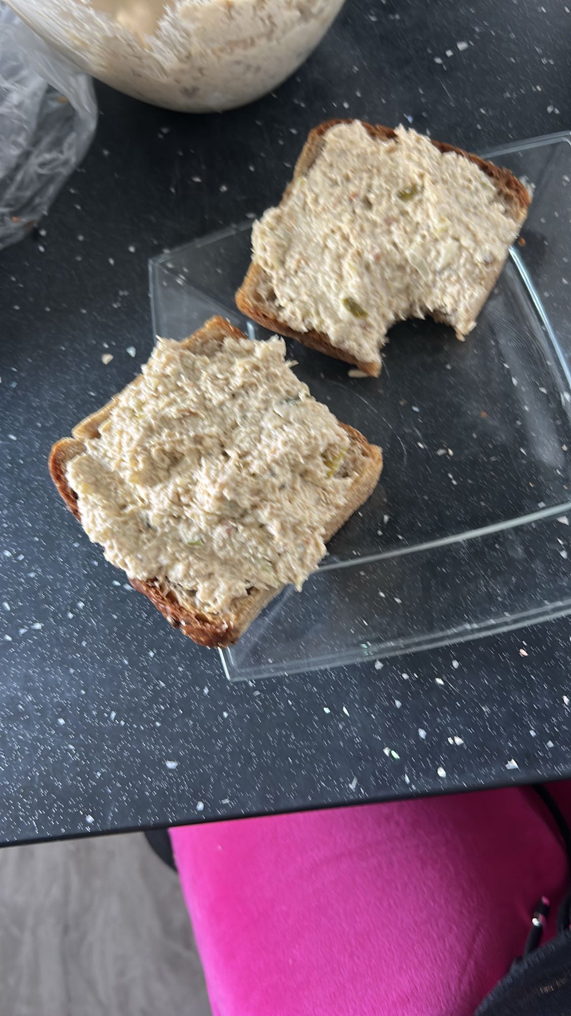 Kanapki z pastą z tuńczyka