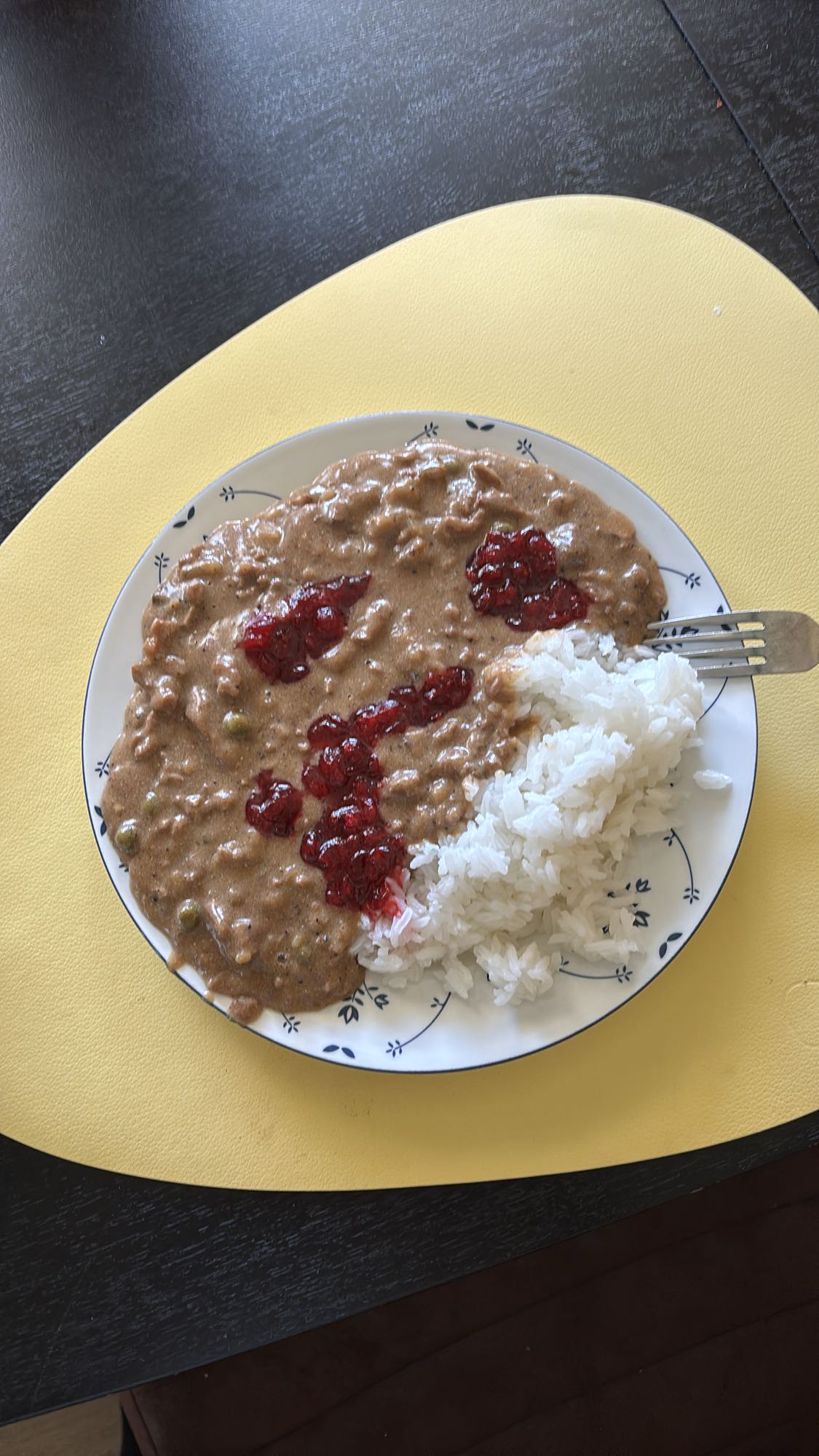 Kjøttgryte med ris og tyttebær