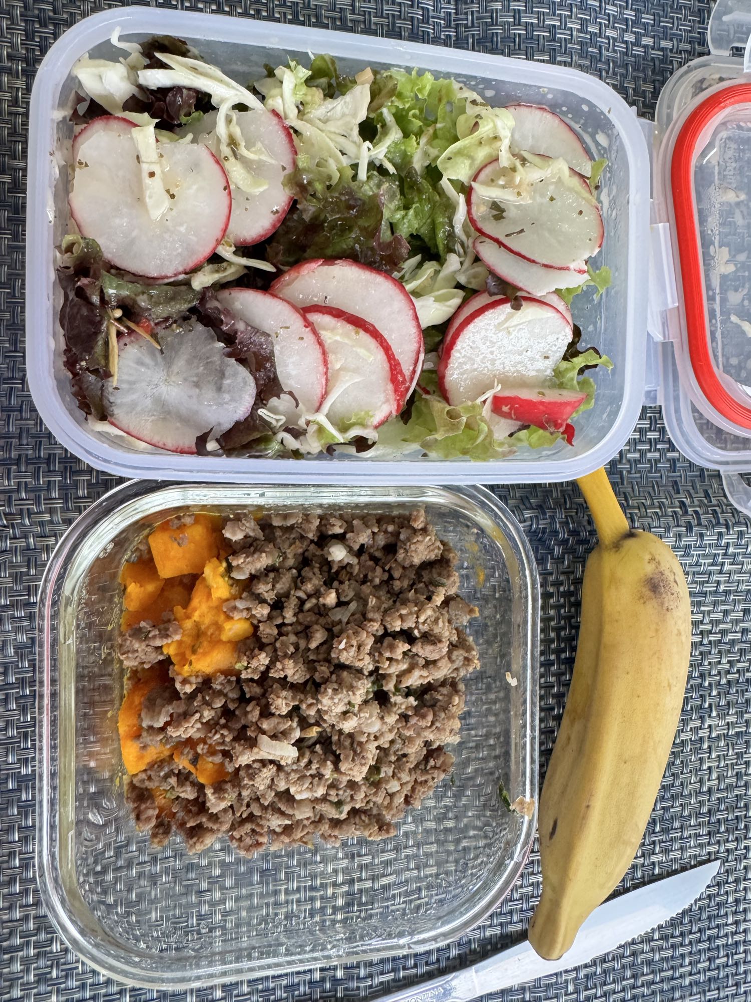 Carne com salada e banana