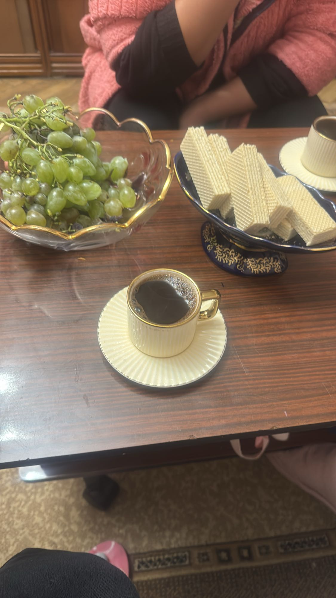 Кофе с вафлями и виноградом