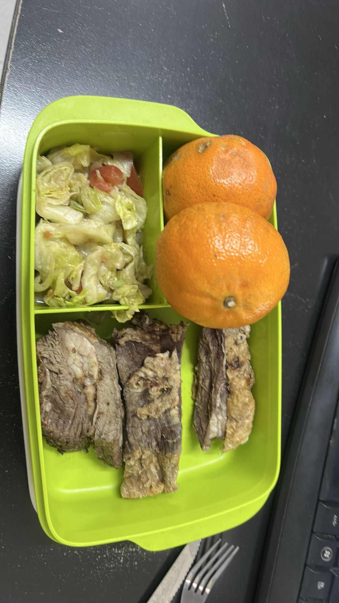 carne, ensalada y mandarinas