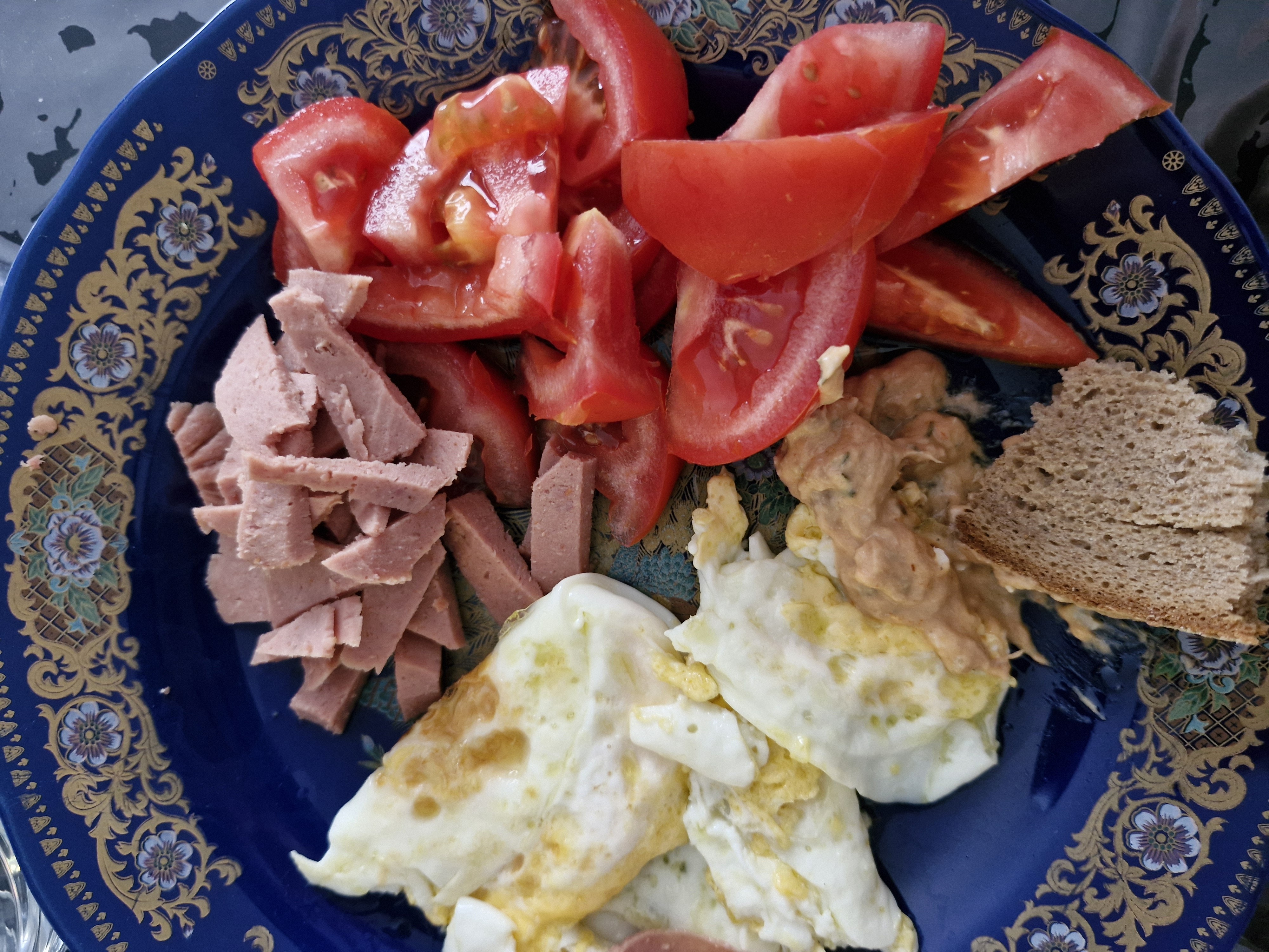 Ontbijtbord met ei en worst