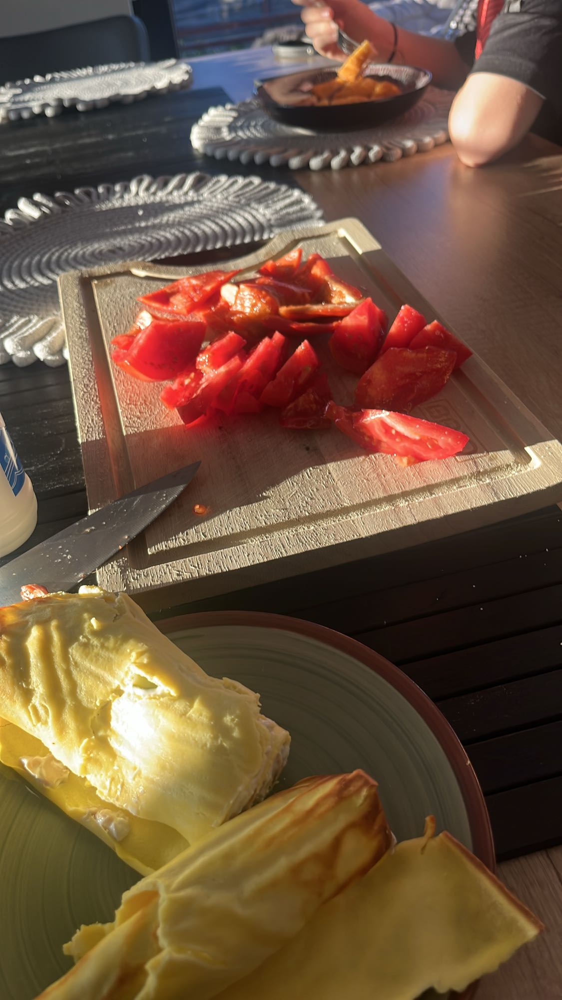 Clătite cu brânză și roșii