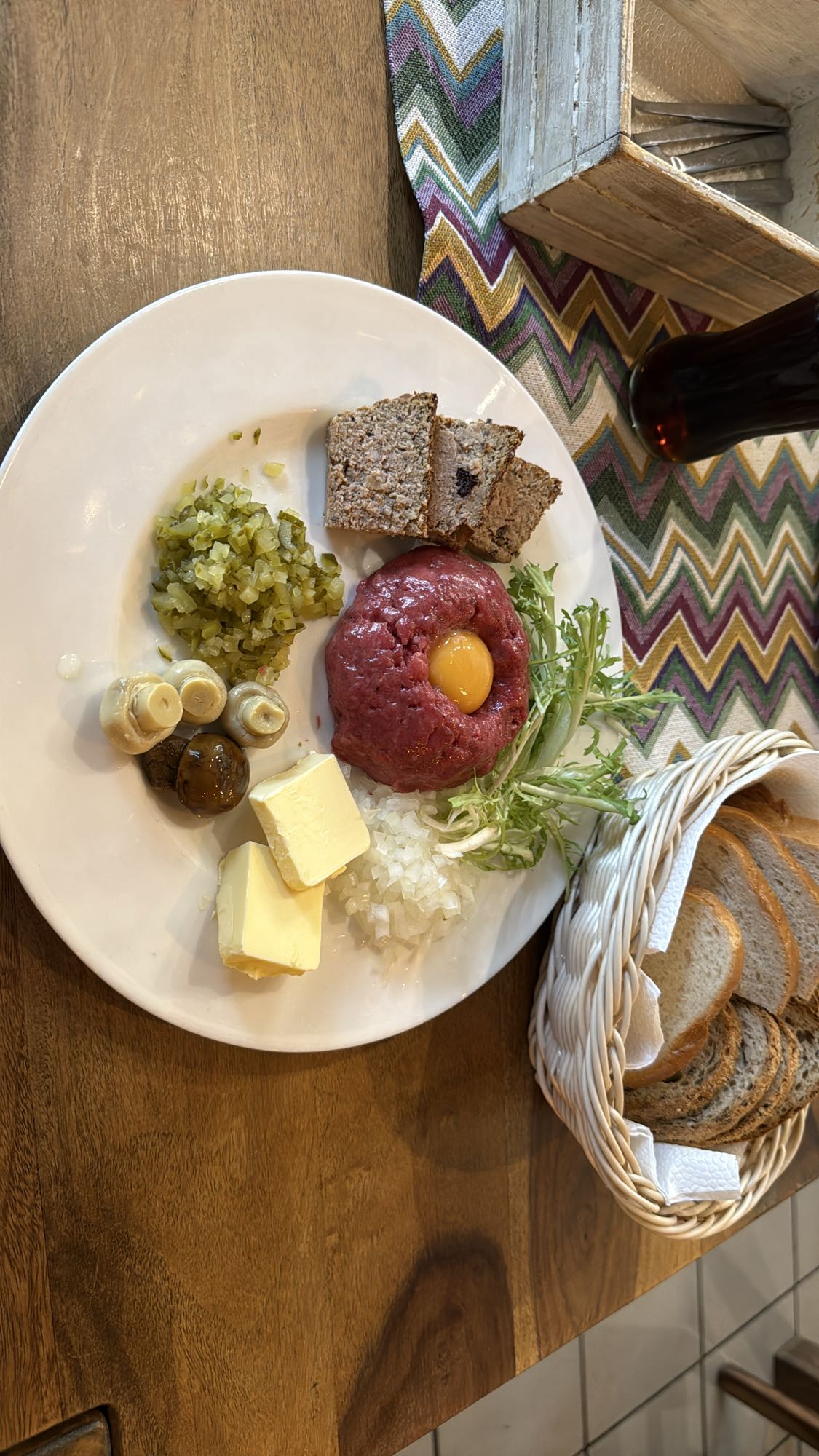 Tatar wołowy z dodatkami